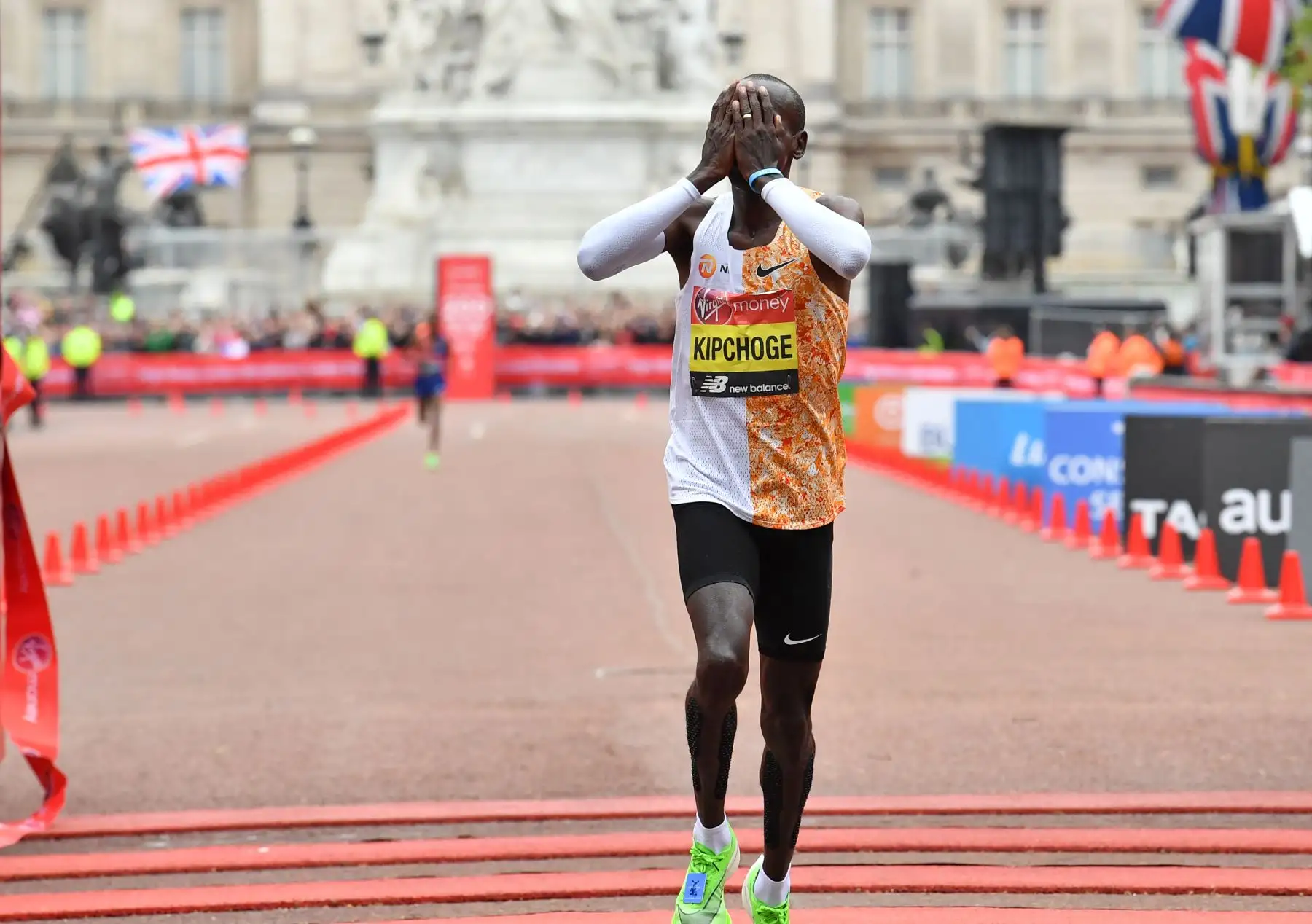 Eliud Kipchoge de Kenia cruza la línea de meta para ganar la carrera masculina de élite de la Maratón de Londres 2019 con un tiempo no oficial de 2 horas, dos minutos y 37 segundos.
Foto: AFP