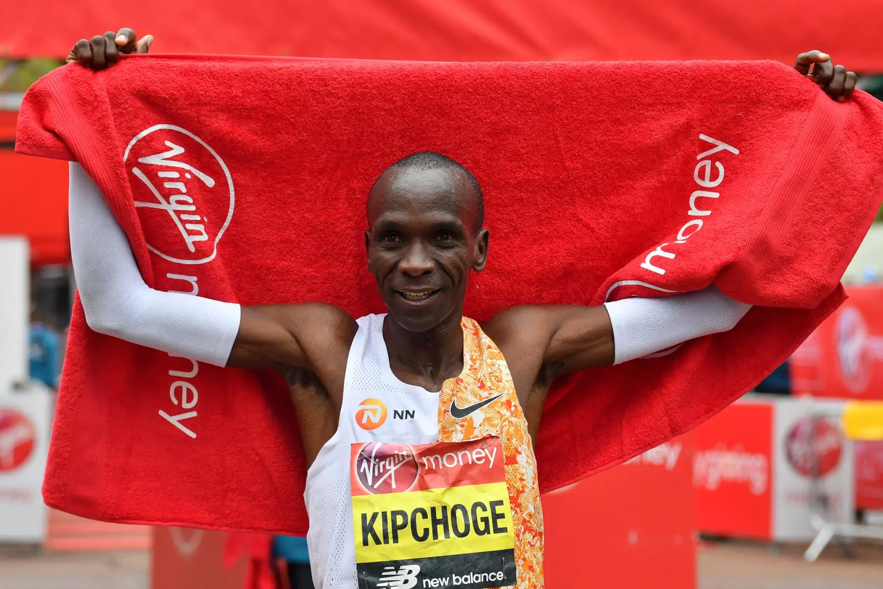 Eliud Kipchoge de Kenia cruza la línea de meta para ganar la carrera masculina de élite de la Maratón de Londres 2019 con un tiempo no oficial de 2 horas, dos minutos y 37 segundos.
Foto: AFP