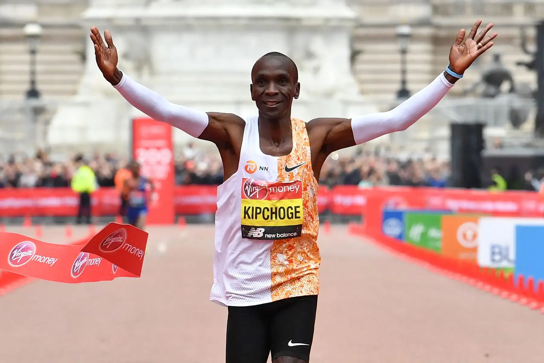 Eliud Kipchoge de Kenia cruza la línea de meta para ganar la carrera masculina de élite de la Maratón de Londres 2019 con un tiempo no oficial de 2 horas, dos minutos y 37 segundos.
Foto: AFP