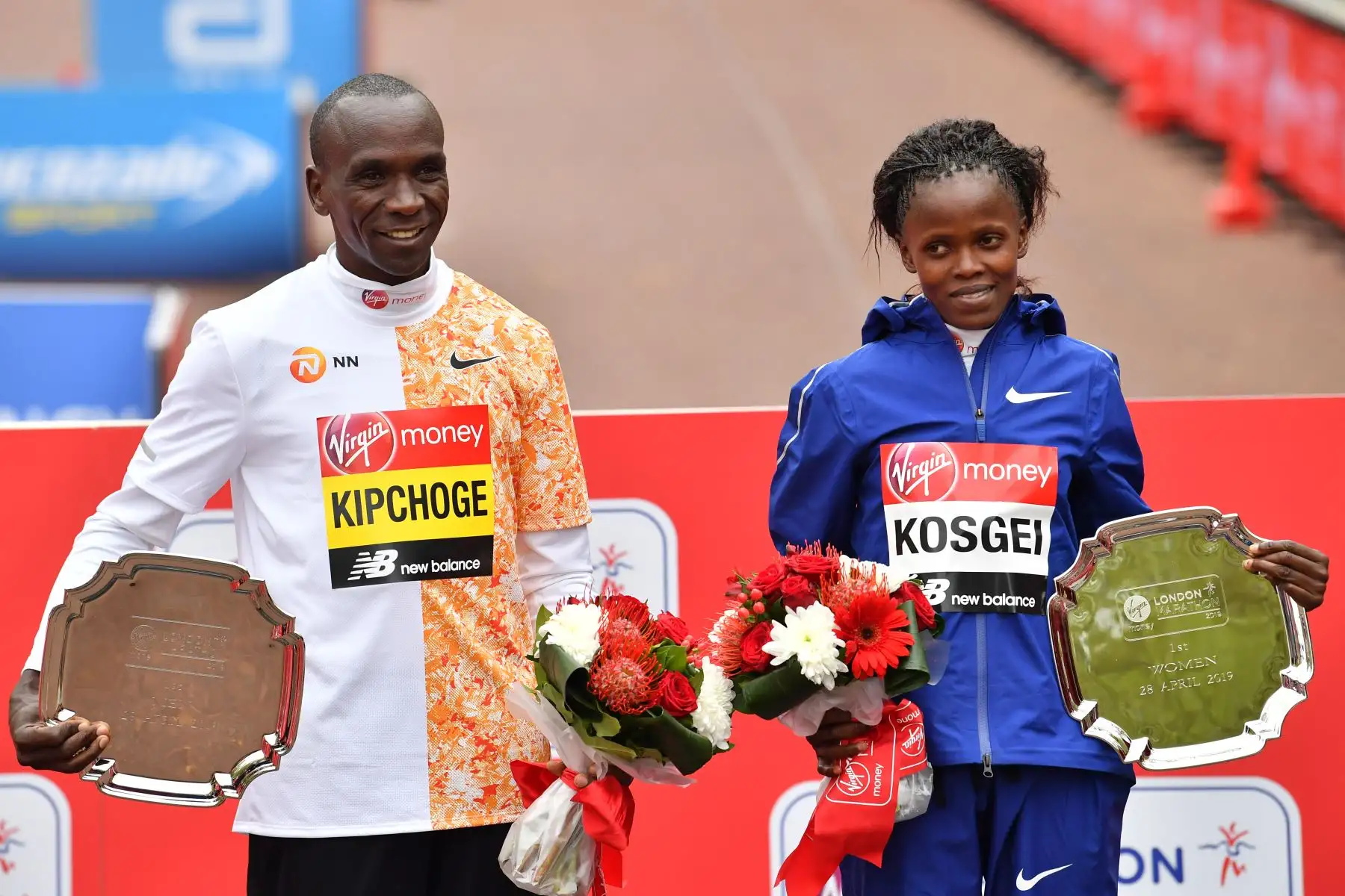 El ganadora de la carrera masculina Eliud Kipchoge (L) de Kenia y la ganadora de la carrera femenina, Brigid Kosgei (R) de Kenia posan para una fotografía en la ceremonia de entrega de medallas en la Maratón de Londres 2019.
Foto:AFP