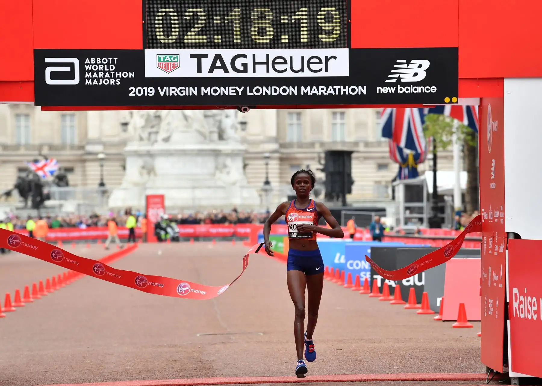 Brigid Kosgei de Kenia cruza la línea de meta para ganar la carrera de élite femenina de la Maratón de Londres 2019.
Foto:AFP