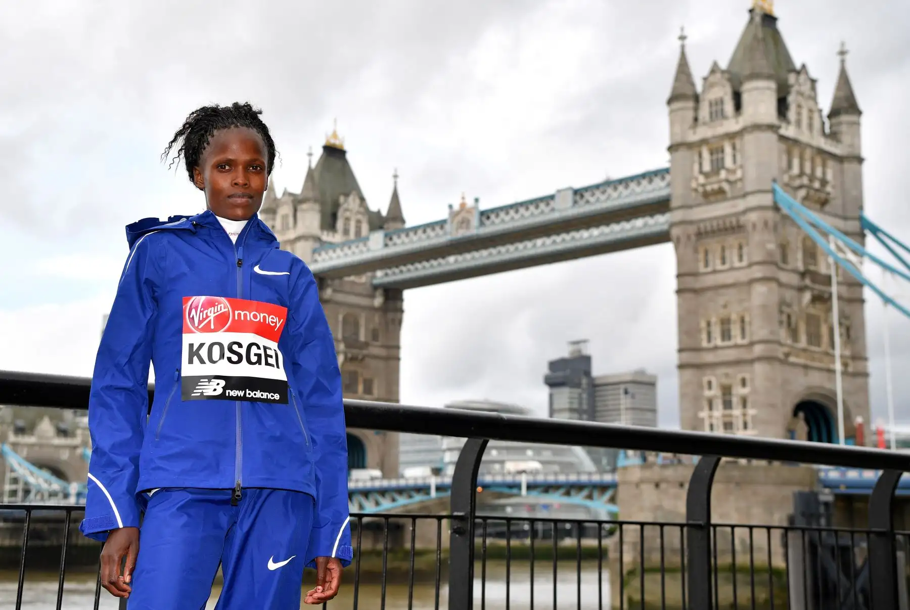 Brigid Kosgei de Kenia cruza la línea de meta para ganar la carrera de élite femenina de la Maratón de Londres 2019.
Foto:AFP