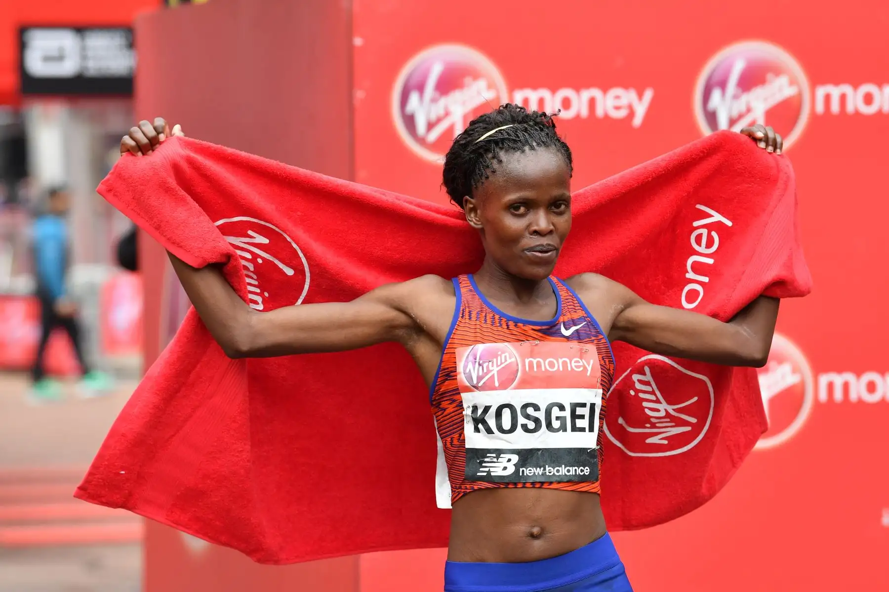 Brigid Kosgei de Kenia cruza la línea de meta para ganar la carrera de élite femenina de la Maratón de Londres 2019.
Foto:AFP