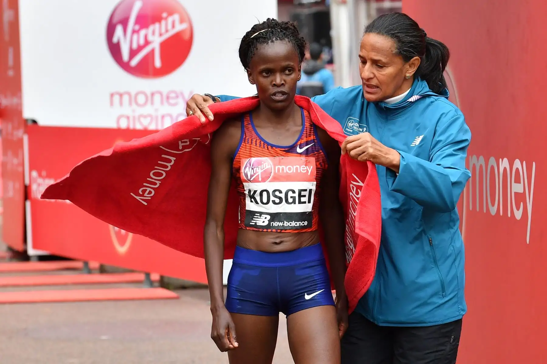 Brigid Kosgei de Kenia cruza la línea de meta para ganar la carrera de élite femenina de la Maratón de Londres 2019.
Foto:AFP