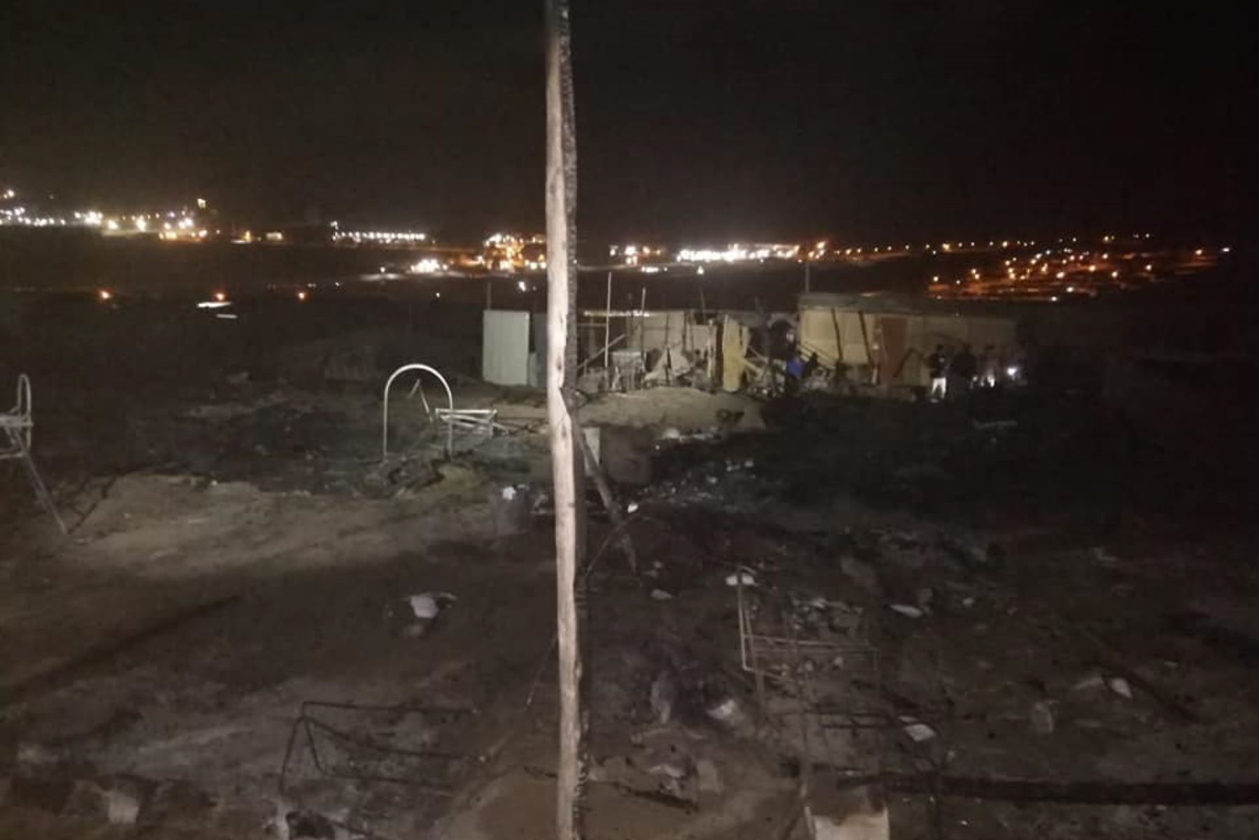 Voraz incendio redujo a escombros diez viviendas precarias del pueblo Lomas del Cono Norte, en Chimbote.