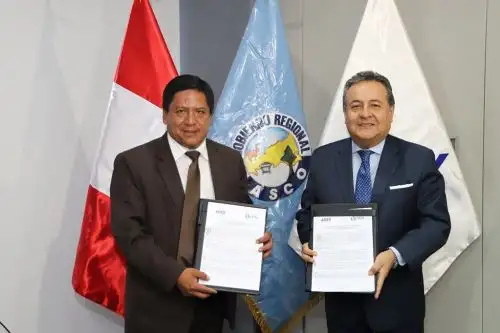 Gobernador de la región Pasco, Pedro Polinar y el presidente de Adex, Alfonso Velásquez, firman convenio de cooperación interinstitucional. Foto: Cortesía.