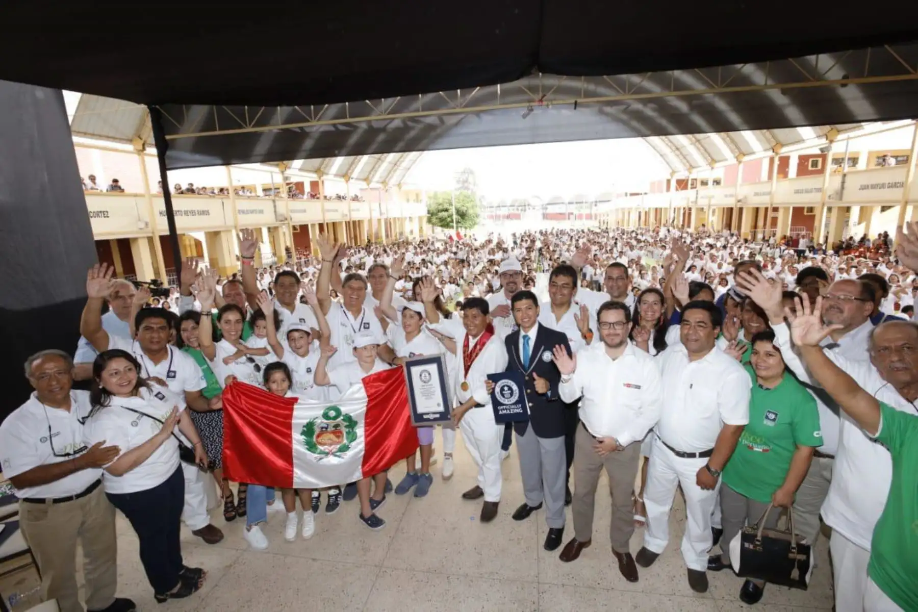 El pisco, bebida de bandera nacional, ingresó hoy al Libro de los Récords Guinness en un evento desarrollado en la ciudad de Ica.