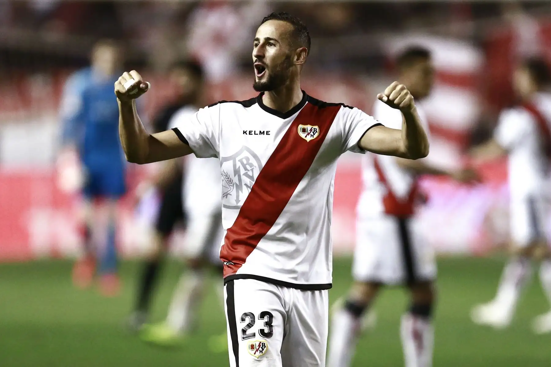 El defensor español de Rayo Vallecano, Alex Gálvez, celebra al final del partido de fútbol de la Liga española entre Rayo Vallecano y Real Madrid en el Estadio de Vallecas. Foto:AFP