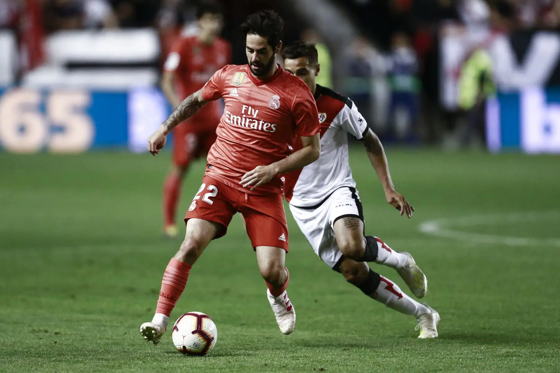El mediocampista español del Real Madrid, Isco, desafía al delantero argentino del Rayo Vallecano, Oscar Trejo (atrás) durante el partido de fútbol de la Liga española entre el Rayo Vallecano y el Real Madrid en el Estadio Vallecas.Foto:AFP