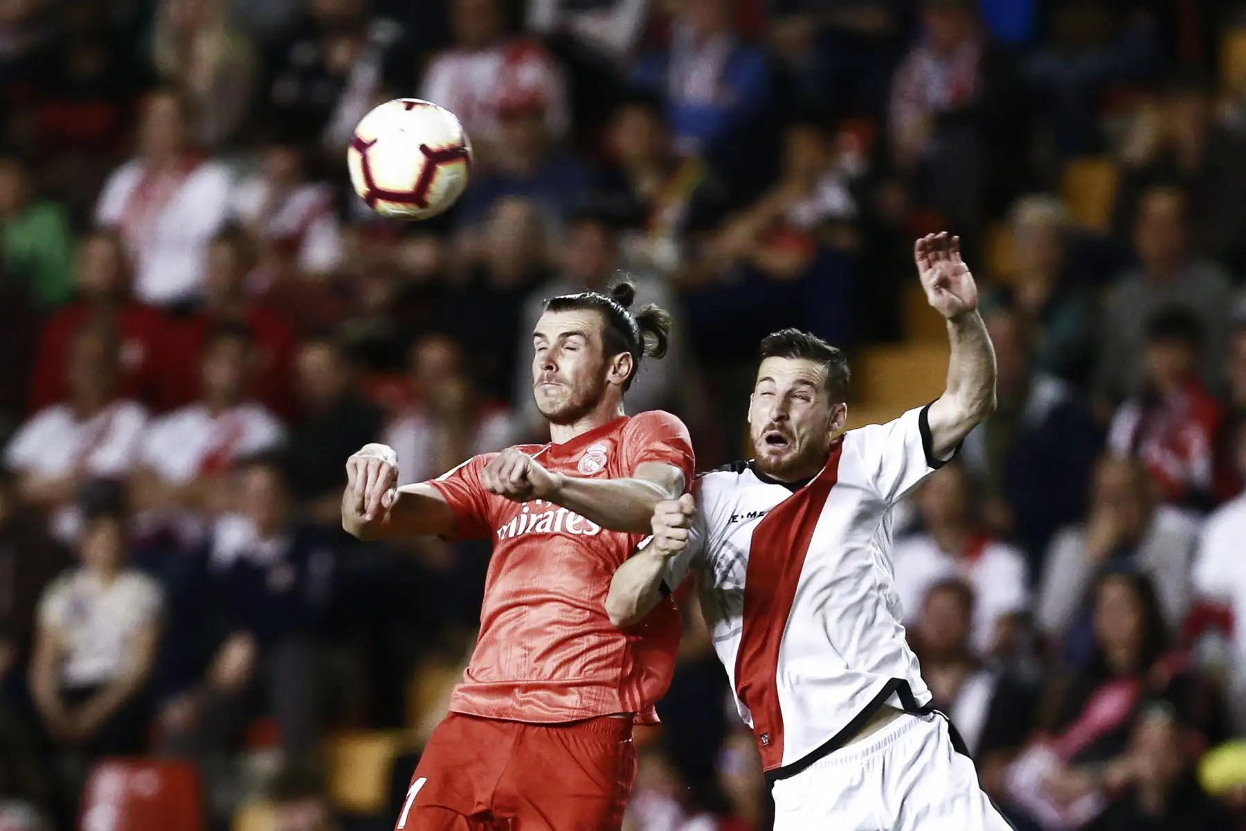 El delantero galés del Real Madrid Gareth Bale (L) encabeza el balón con el defensor español Tito de Rayo Vallecano durante el partido de fútbol de la Liga española entre Rayo Vallecano y el Real Madrid en el Estadio Vallecas.
Foto:AFP