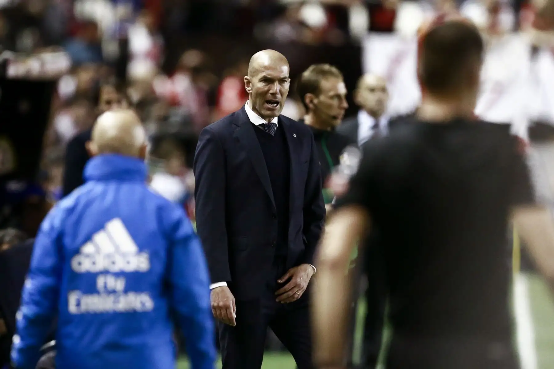 El entrenador francés del Real Madrid, Zinedine Zidane, reacciona durante el partido de fútbol de la Liga española entre el Rayo Vallecano y el Real Madrid en el Estadio Vallecas en el distrito madrileño de Puente de Vallecas el 28 de abril de 2019.