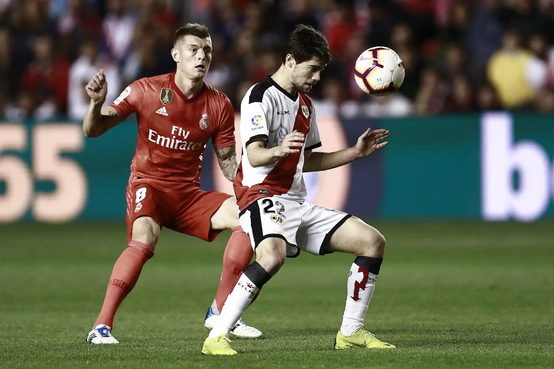 El mediocampista español de Rayo Vallecano, José Ángel Pozo (R), desafía al mediocampista alemán del Real Madrid Toni Kroos durante el partido de fútbol de la Liga española entre Rayo Vallecano y Real Madrid en el Estadio Vallecas.
Foto: AFP