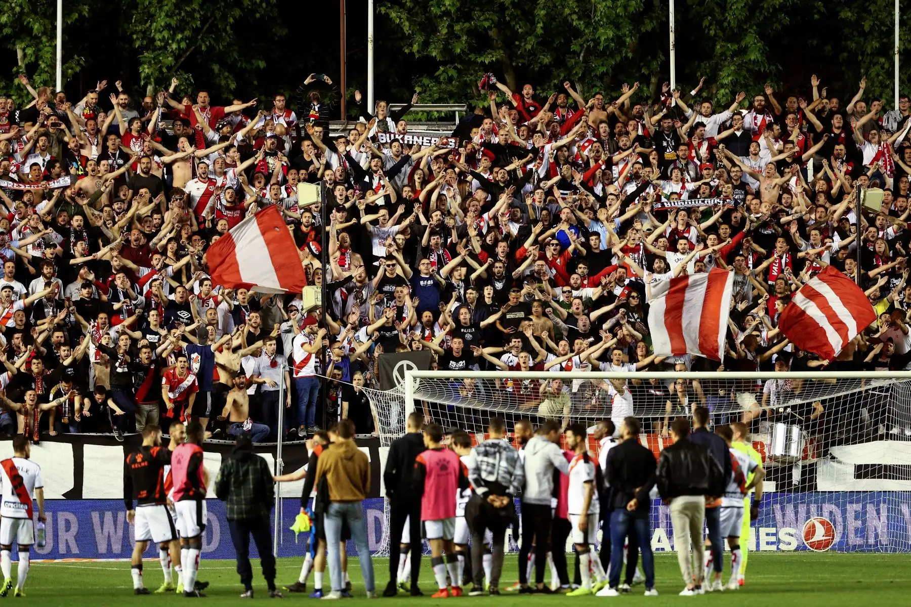 Los jugadores del Rayo Vallecano celebran la victoria con la afición tras el partido de la jornada 35ª de Liga en Primera División que Rayo Vallecano y Real Madrid.
Foto: EFE