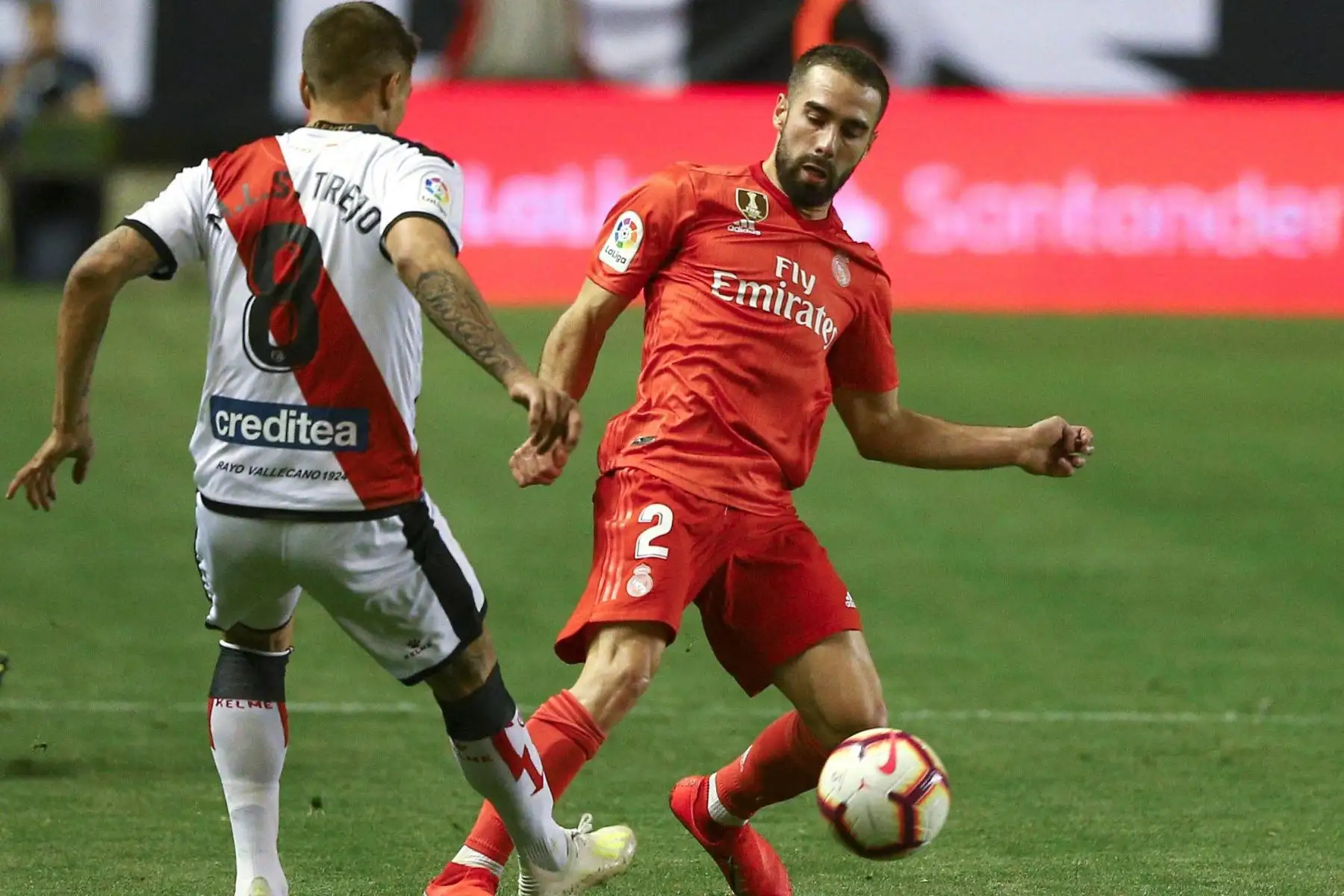 El defensa del Real Madrid, Dani Carvajal (d), intenta llevarse el balón ante el delantero argentino del Rayo Vallecano, Oscar Trejo, durante el encuentro correspondiente a la jornada 35 de primera división de la Liga española.
Foto:EFE