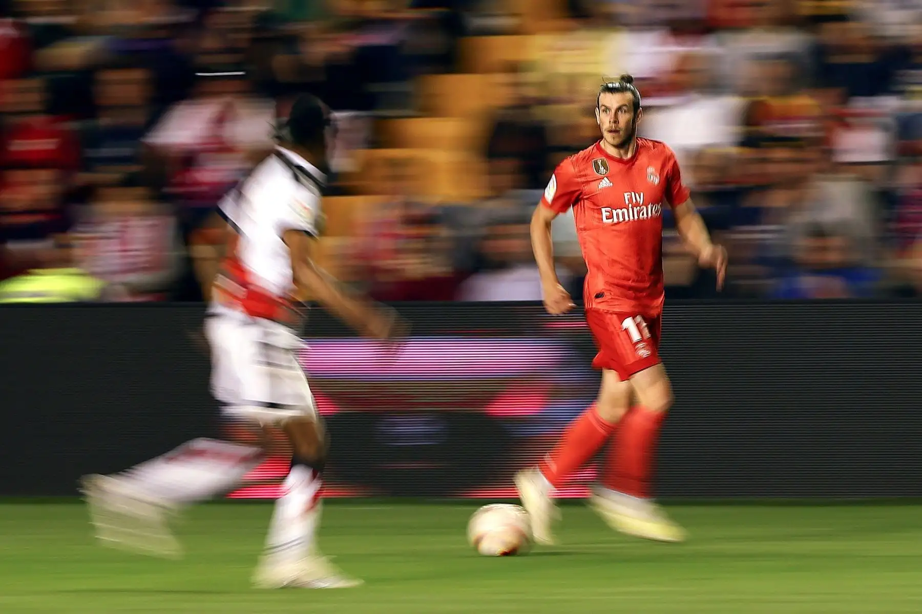 El delantero galés del Real Madrid, Gareth Bale, durante el encuentro correspondiente a la jornada 35 de primera división que disputan esta noche frente al Rayo Vallecano en el Estadio de Vallecas.
Foto:AFP