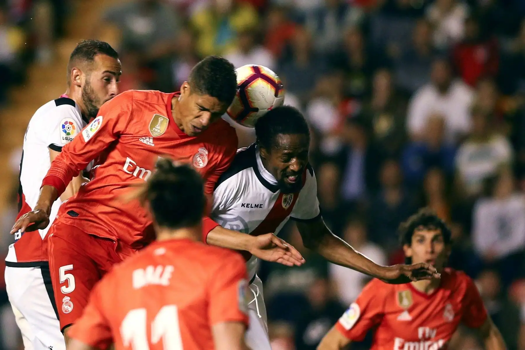 El defensa francés del Real Madrid, Raphael Varane (2i), intenta rematar ante el defensa senegalés del Rayo Vallecano, Abdoulaye Ba, durante el encuentro correspondiente a la jornada 35 de primera división disputado en Vallecas.
Foto:AFP