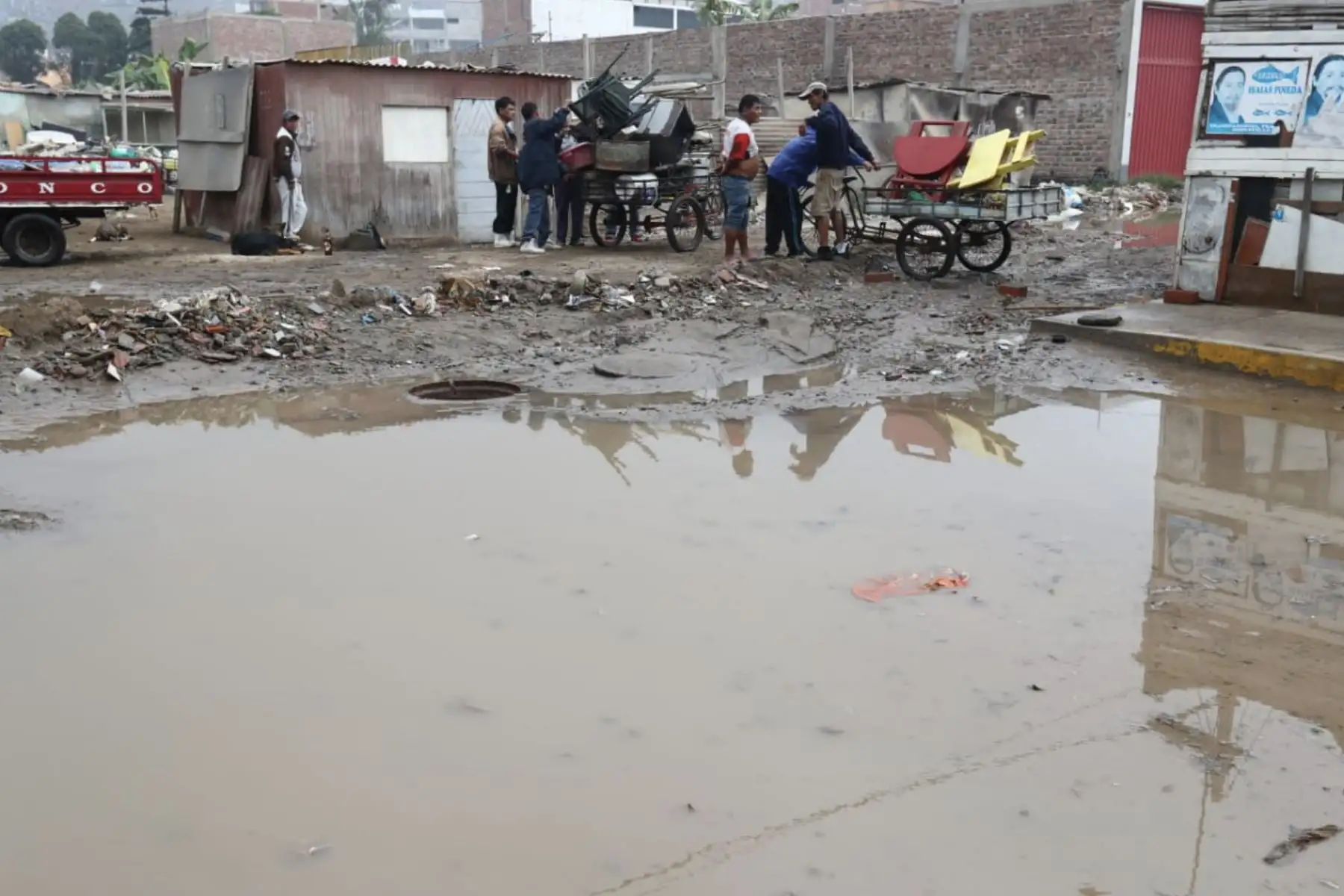 Río Surco se desborda e inunda varias viviendas en Chorrillos. Foto: ANDINA/ Norman Córdova