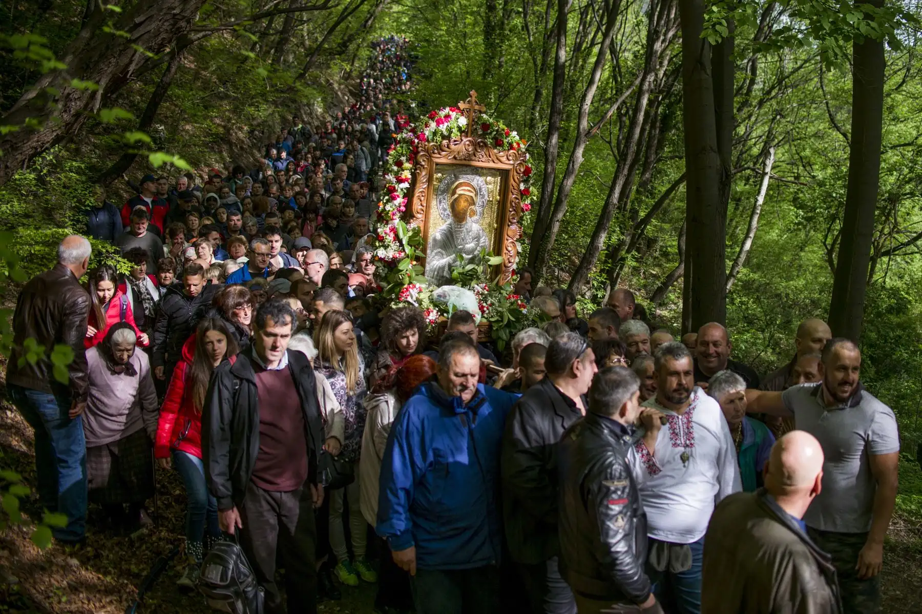 Peregrinos ortodoxos llevan una imagen de la Virgen María durante la procesión religiosa anual, que marca el segundo día de la Pascua ortodoxa en Bulgaria. Foto: AFP