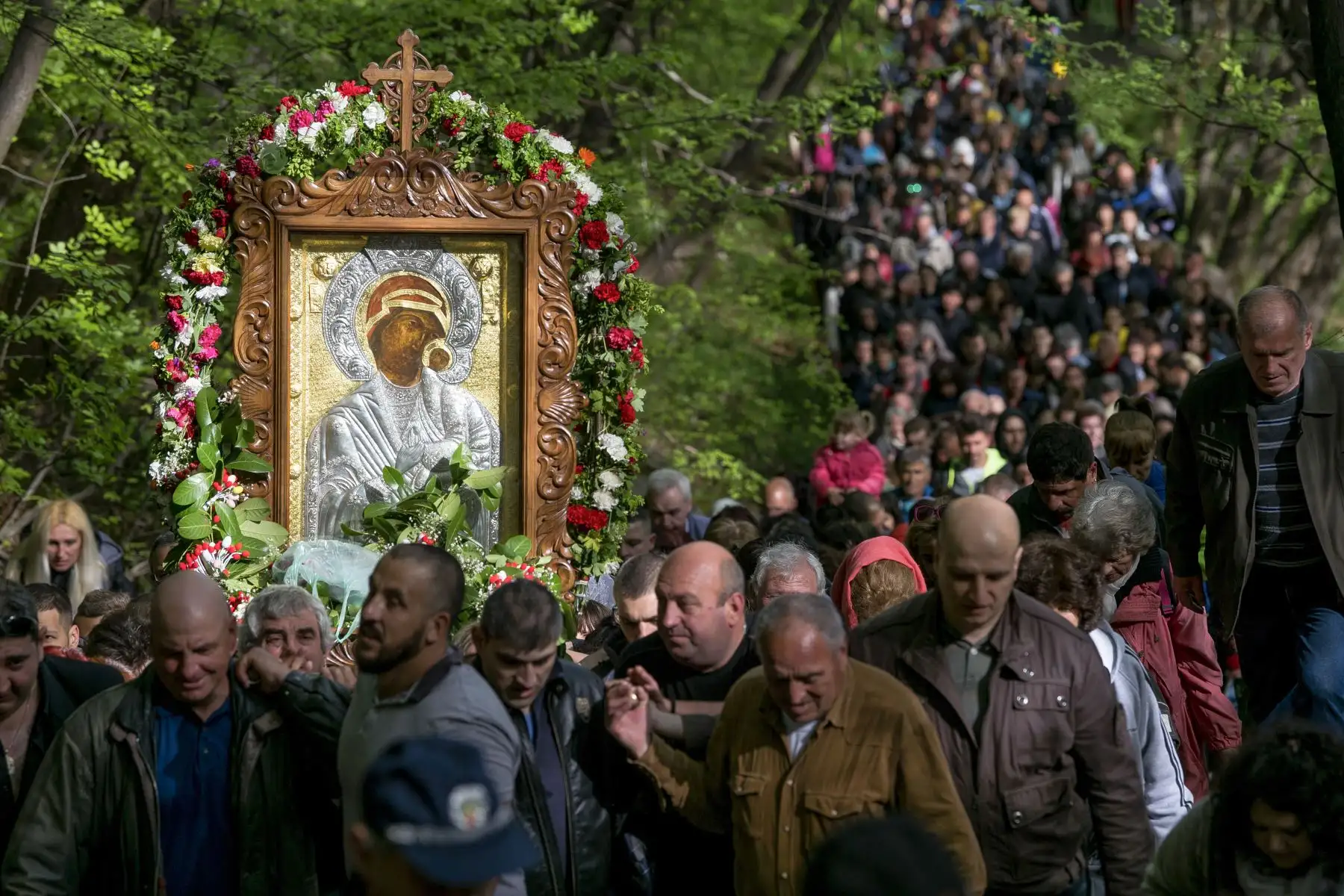 Peregrinos ortodoxos llevan una imagen de la Virgen María durante la procesión religiosa anual, que marca el segundo día de la Pascua ortodoxa en Bulgaria. Foto: AFP