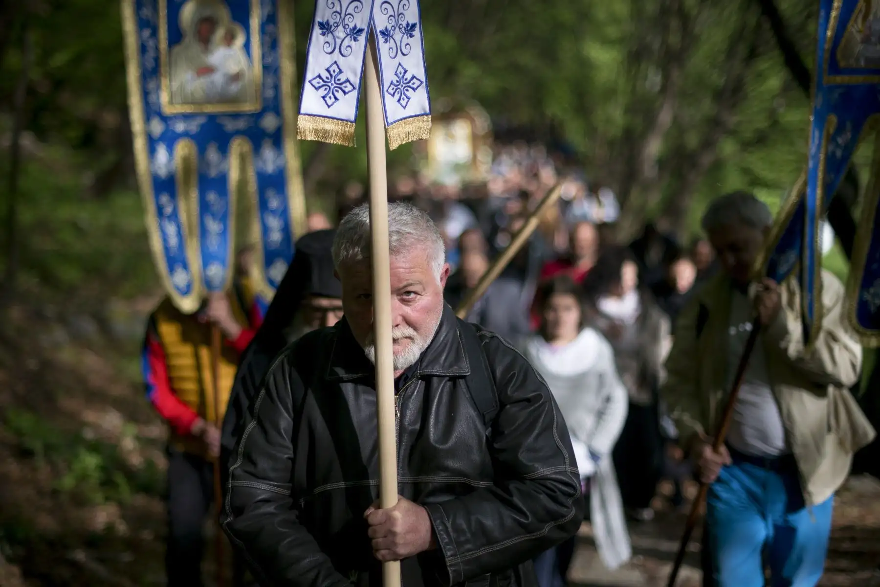 Peregrinos ortodoxos llevan una imagen de la Virgen María durante la procesión religiosa anual, que marca el segundo día de la Pascua ortodoxa en Bulgaria. Foto: AFP