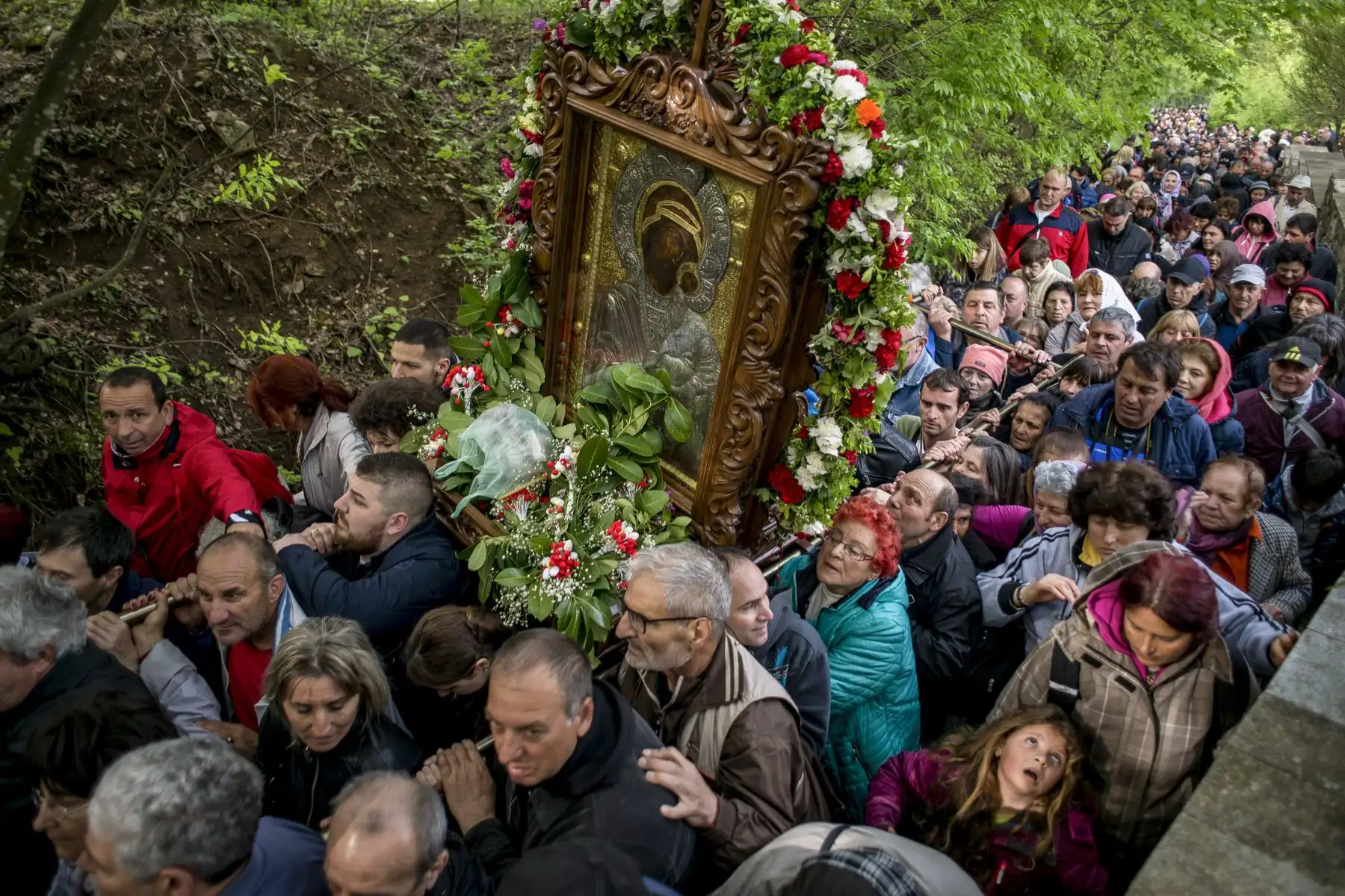 Peregrinos ortodoxos llevan una imagen de la Virgen María durante la procesión religiosa anual, que marca el segundo día de la Pascua ortodoxa en Bulgaria. Foto: AFP