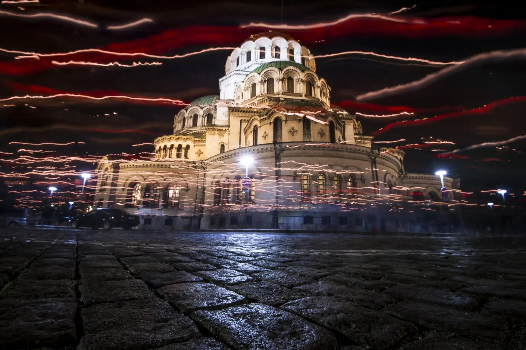 Fotografía de larga exposición, tomada el 27 de abril de 2019, los fieles búlgaros ortodoxos caminan sosteniendo velas durante una misa de Pascua en Bulgaria.Foto: AFP