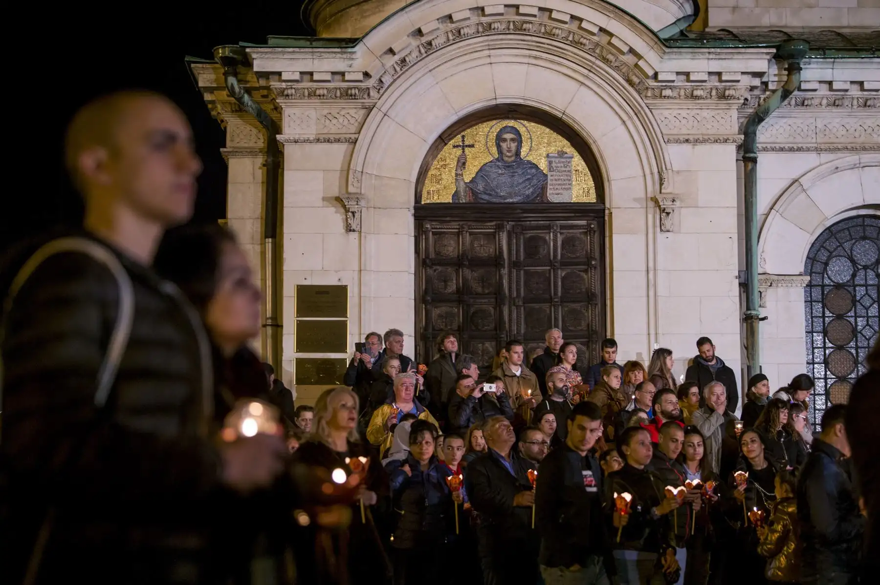 Fieles cristianos ortodoxos sostienen las velas mientras celebran la Pascua en la catedral de Alexander Nevski en Sofía, Bulgaria. Foto: AFP