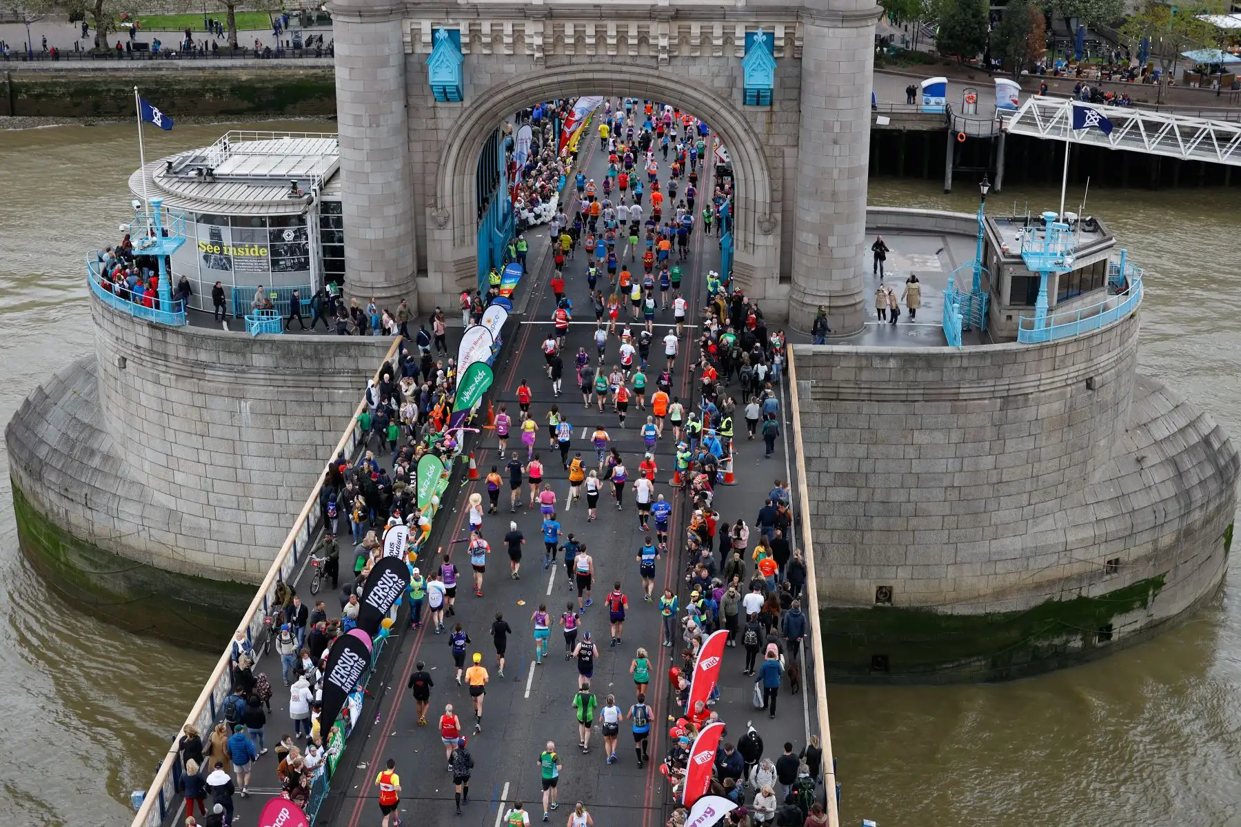Los competidores corren por el Tower Bridge mientras compiten en la Maratón de Londres 2019 en el centro de Londres.
Foto: AFP