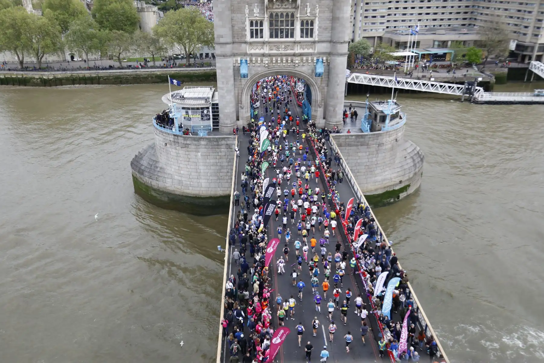 Los competidores corren por el Tower Bridge mientras compiten en la Maratón de Londres 2019 en el centro de Londres. 
Foto:AFP