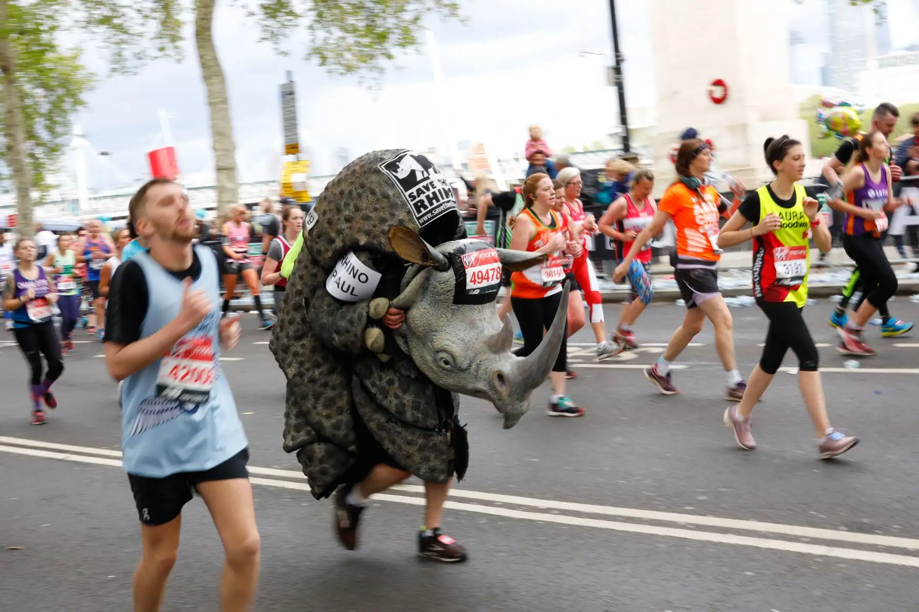 Un hombre con un traje con temática de rinoceronte corre mientras compite en la Maratón de Londres 2019.
Foto: AFP
