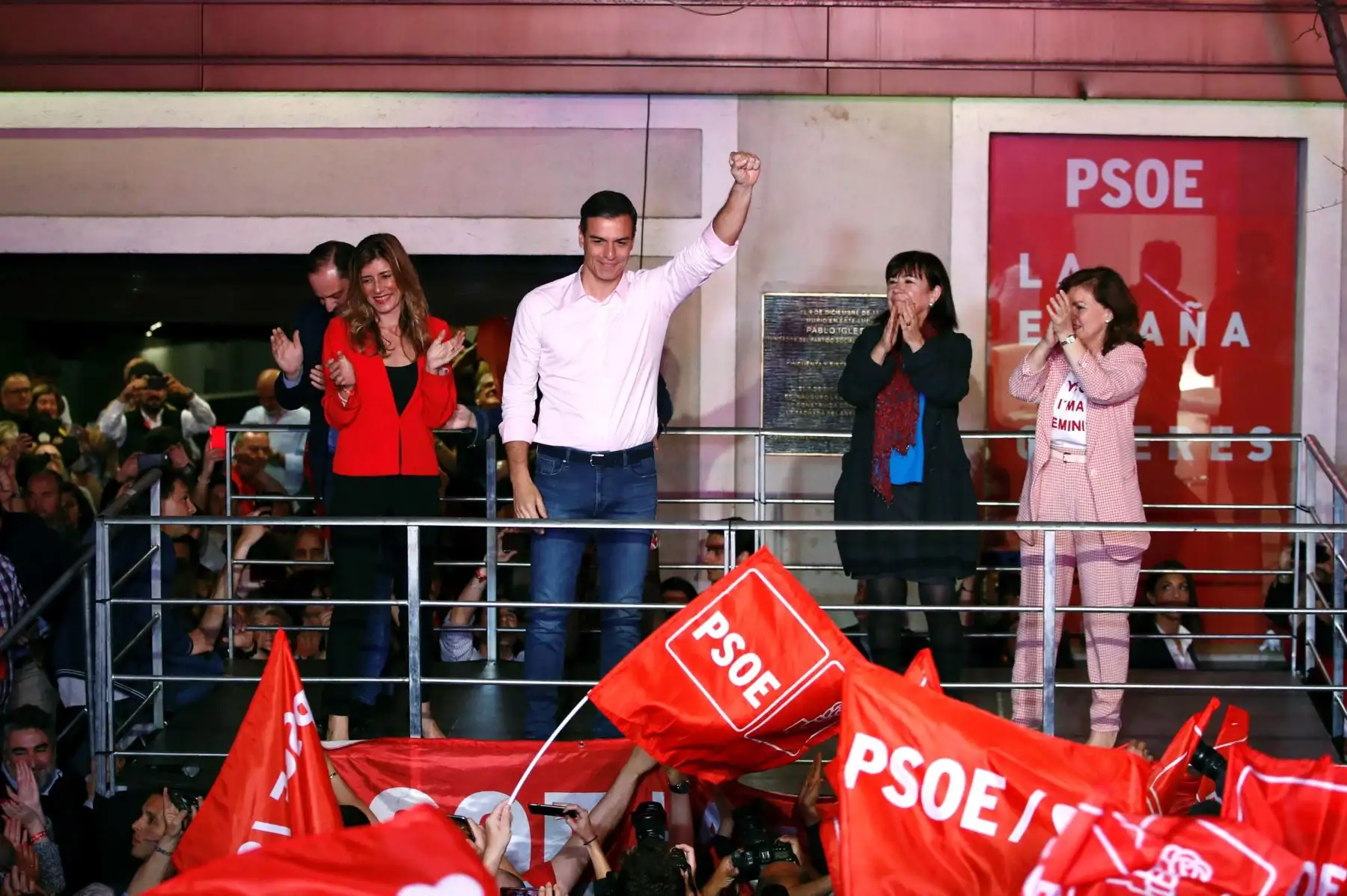 El candidato a la presidencia del Gobierno, Pedro Sánchez, acompañado por su mujer, María Begoña Gómez, Carmen Calvo (i) y Adriana Lastra, durante la celebración de los resultados electorales en la sede del PSOE.
Foto: EFE