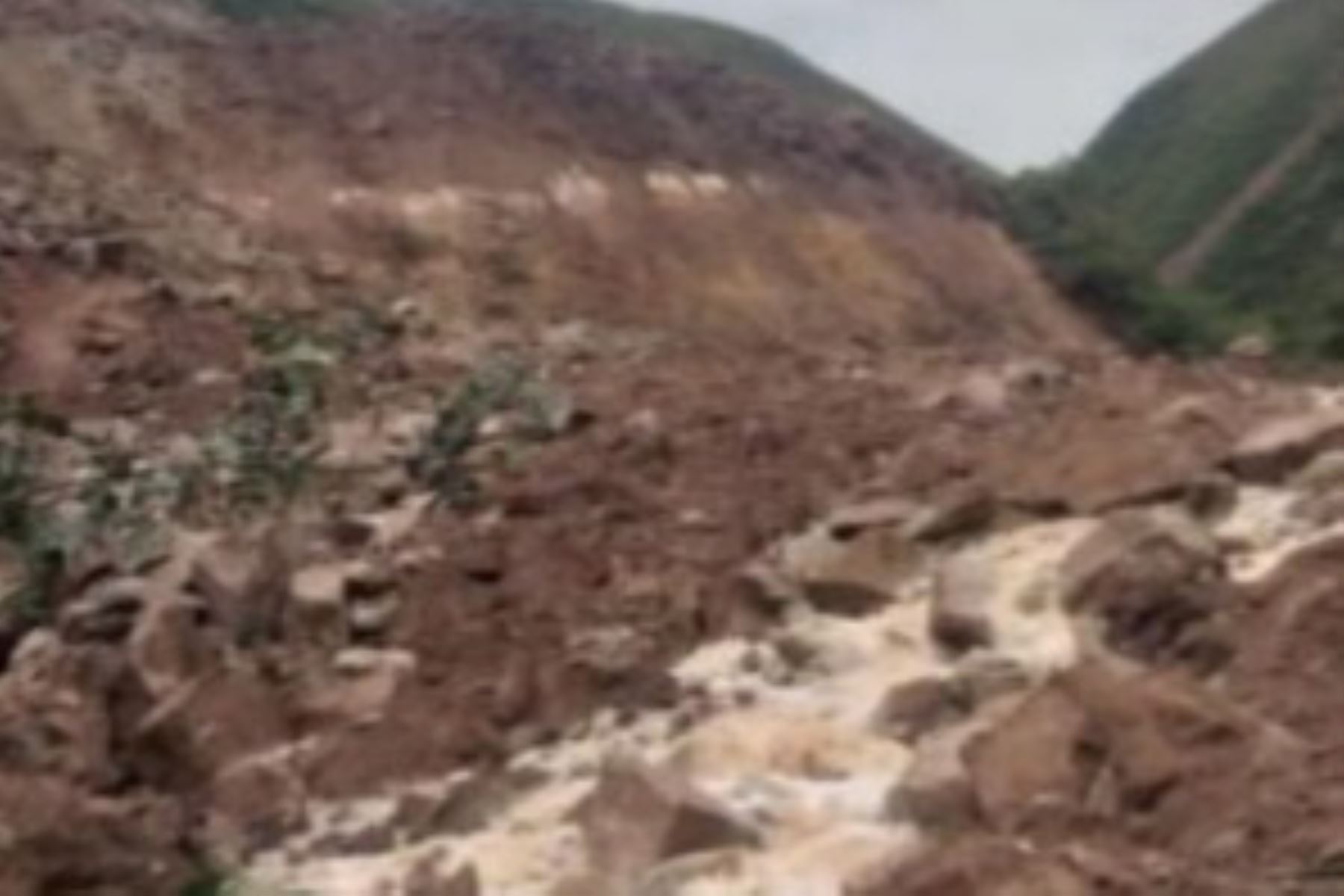 Deslizamiento de lodo y piedras afectó el tramo Pishcas Tucash-Soloco, a la altura del kilómetro 1,800, en la provincia de Chachapoyas, región Amazonas.