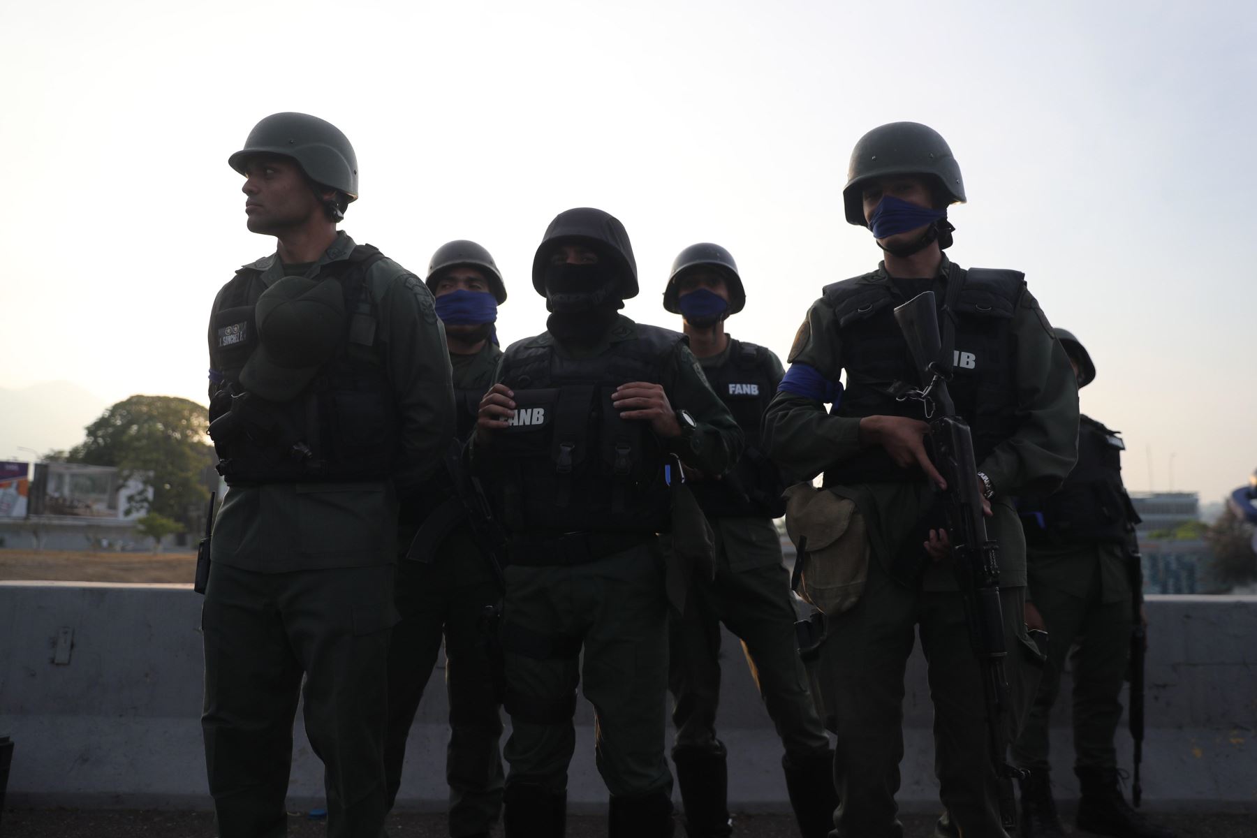 Una banda azul identifica a militares opositores a Maduro. Foto:EFE