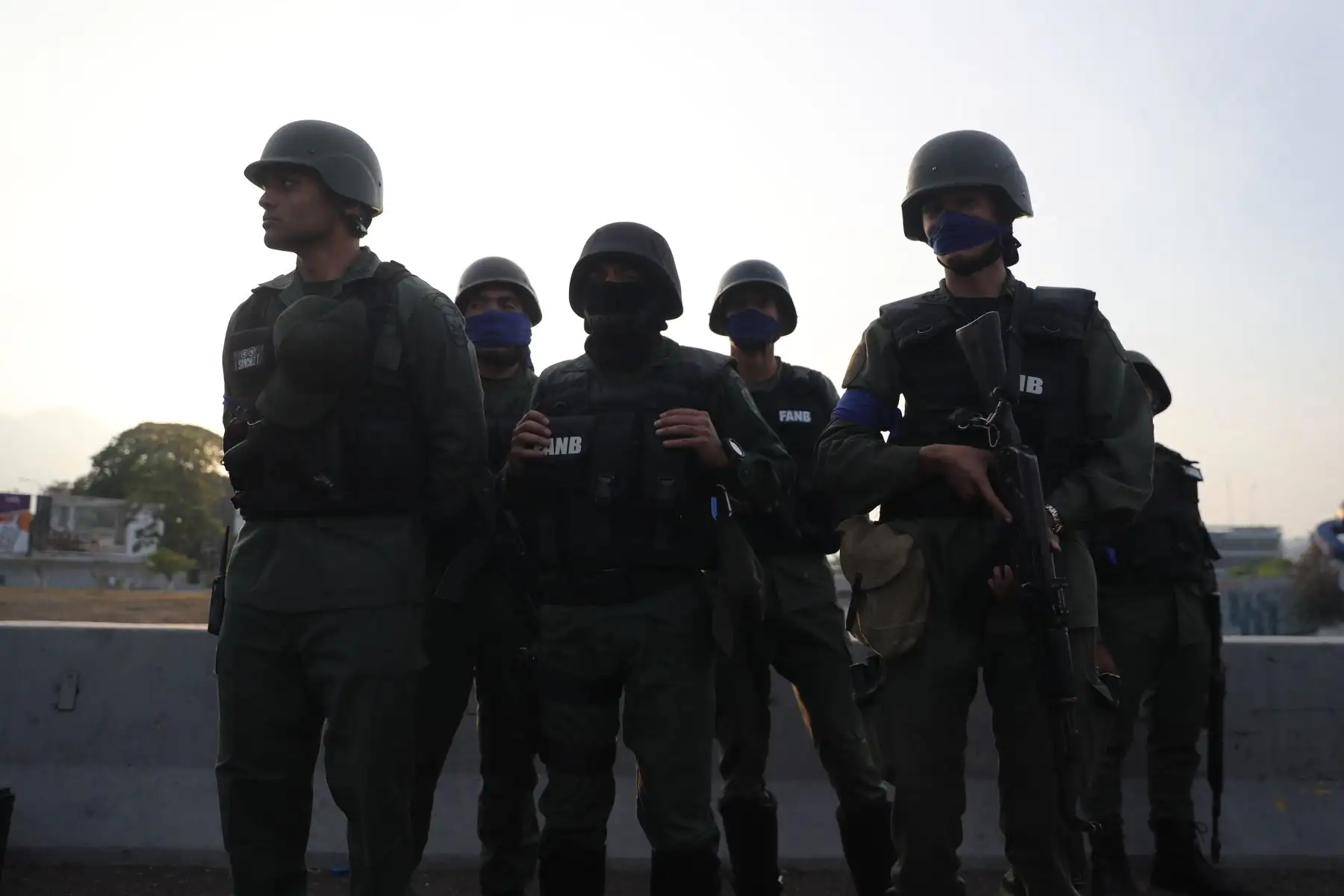 Una banda azul identifica a militares opositores a Maduro. Foto:EFE Una banda azul identifica a militares opositores a Maduro. Foto:EFE