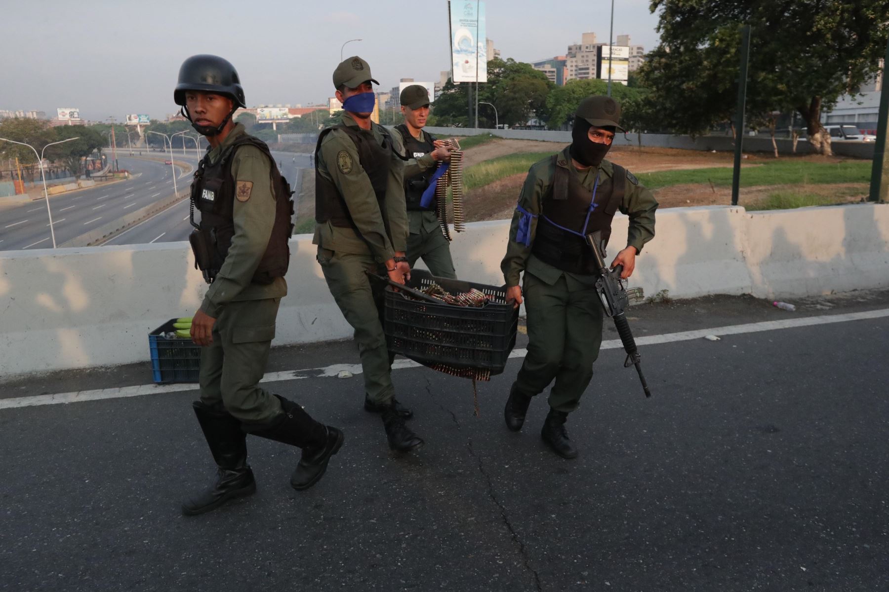 Una banda azul identifica a militares opositores a Maduro. Foto:EFE