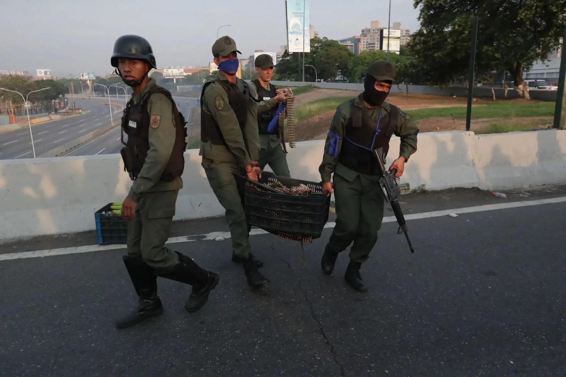 Una banda azul identifica a militares opositores a Maduro. Foto:EFE Una banda azul identifica a militares opositores a Maduro. Foto:EFE