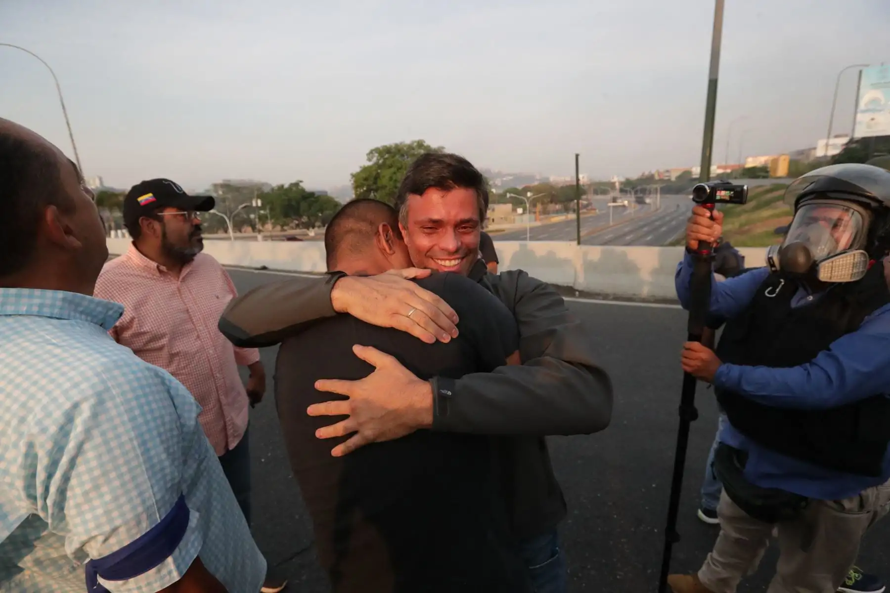 Leopoldo López fue liberado por militares venezolanos. Foto:EFE Leopoldo López fue liberado por militares venezolanos. Foto:EFE