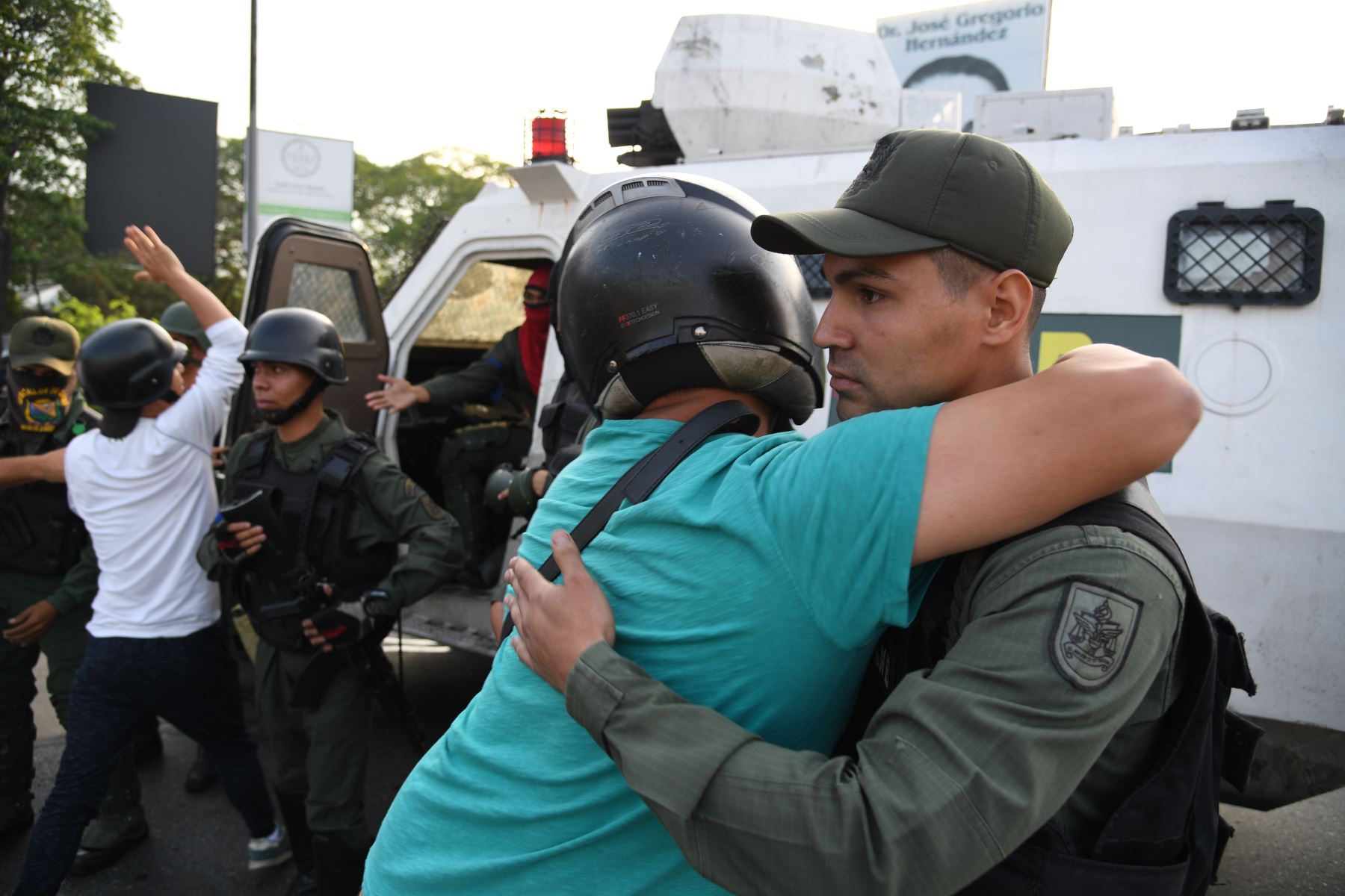 Venezolanos abrazan a los miembros de las fuerzas de seguridad en Caracas el 30 de abril de 2019.Foto: AFP