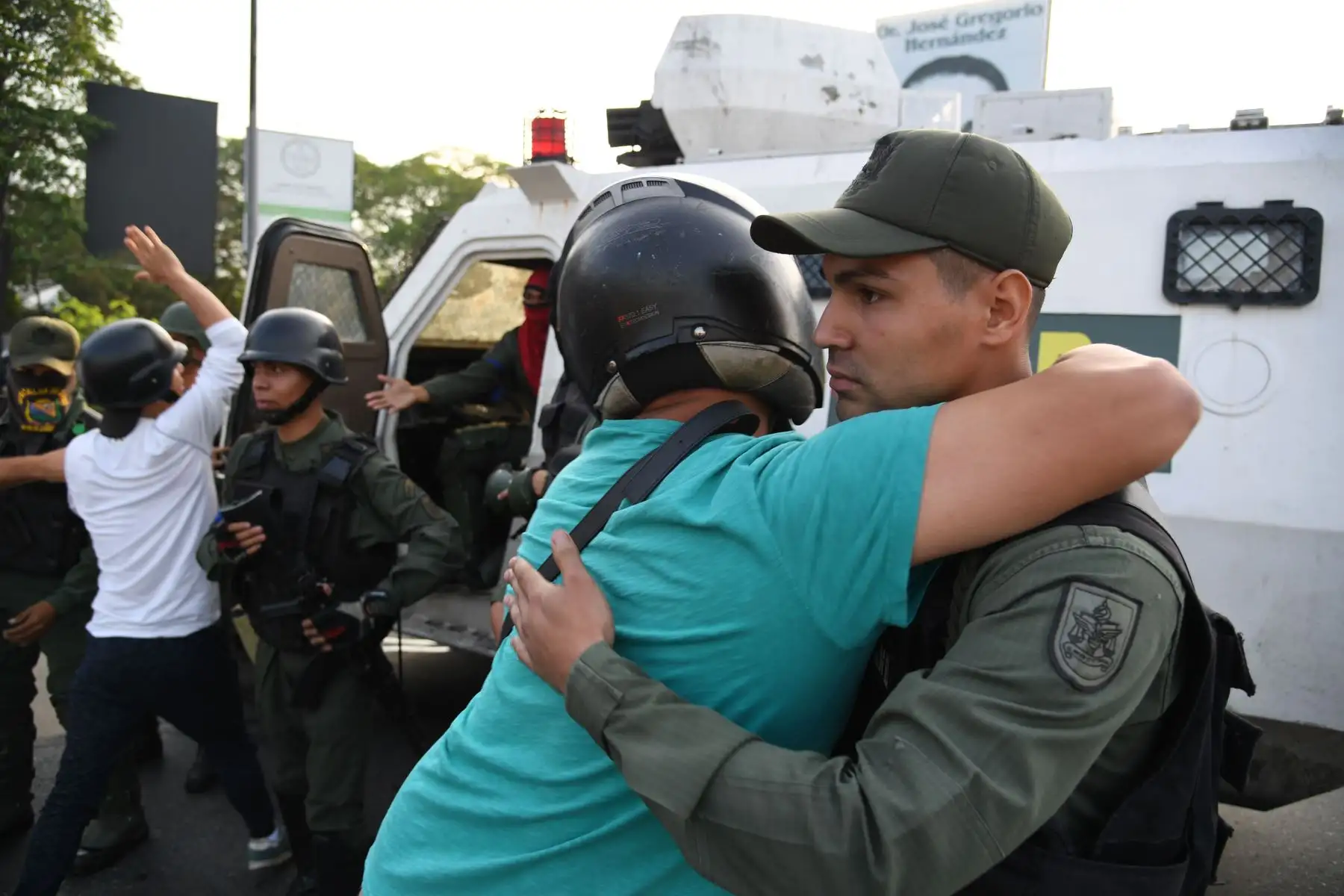 Venezolanos abrazan a los miembros de las fuerzas de seguridad en Caracas el 30 de abril de 2019.Foto: AFP Venezolanos abrazan a los miembros de las fuerzas de seguridad en Caracas el 30 de abril de 2019.Foto: AFP