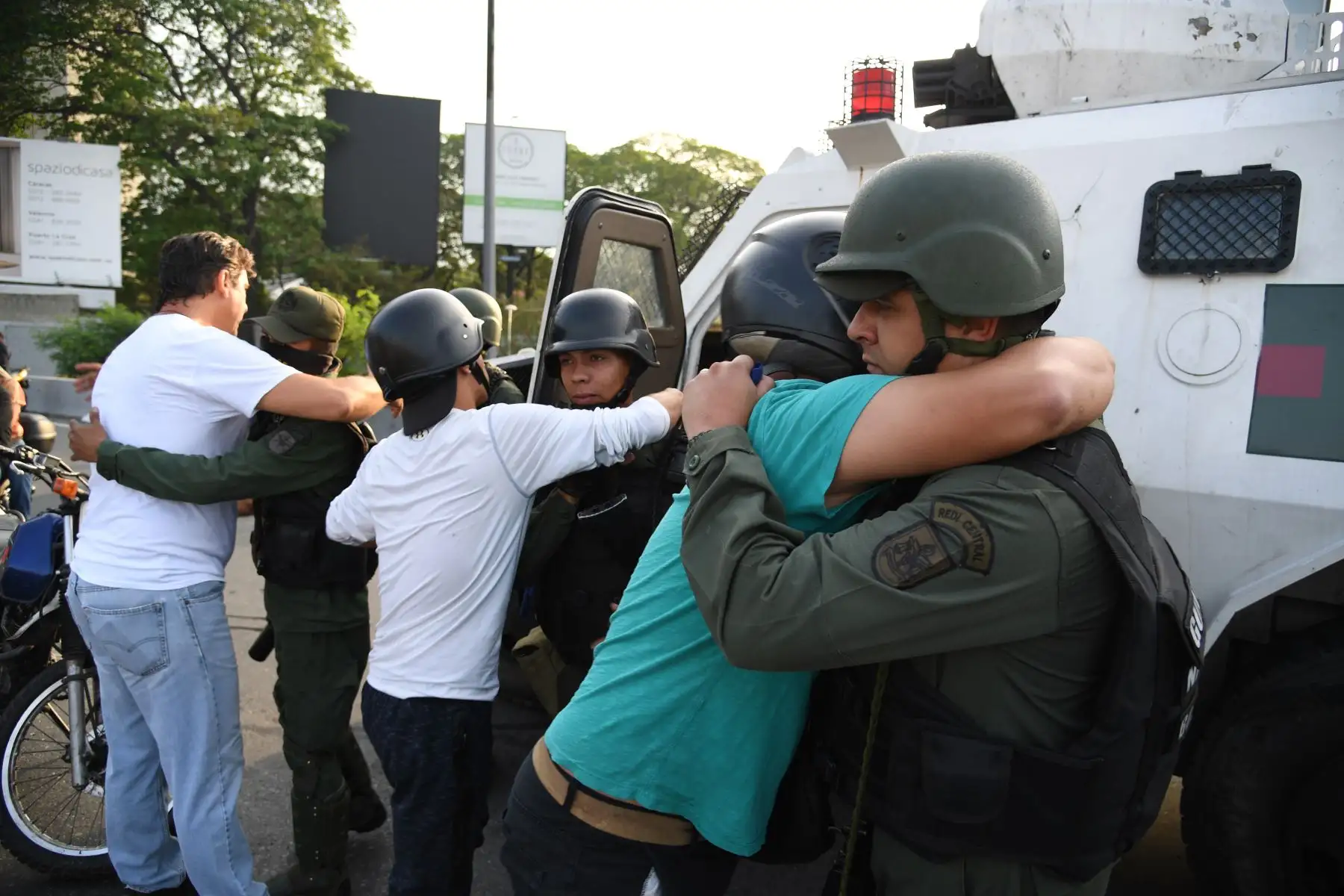 Venezolanos abrazan a los miembros de las fuerzas de seguridad en Caracas el 30 de abril de 2019.Foto: AFP Venezolanos abrazan a los miembros de las fuerzas de seguridad en Caracas el 30 de abril de 2019.Foto: AFP