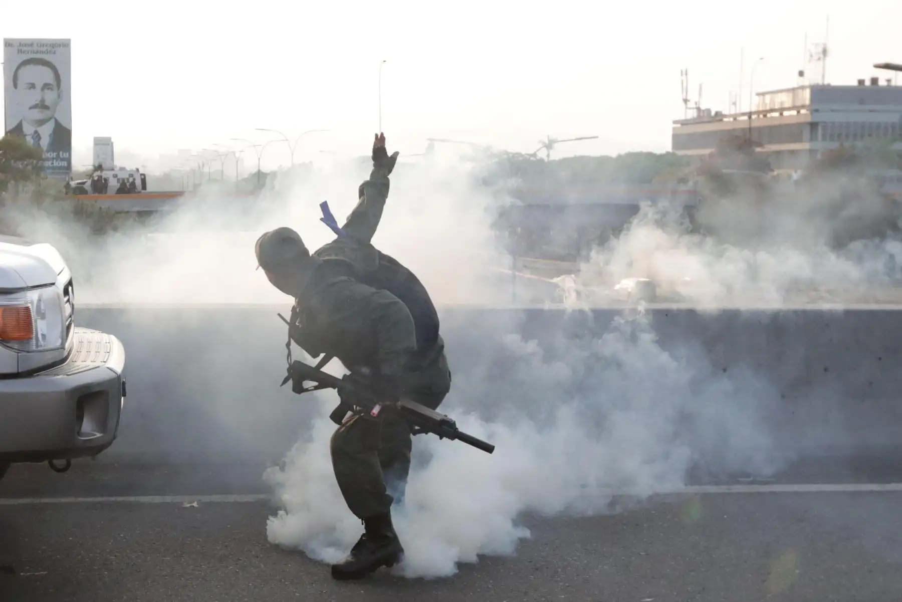 Militares que apoyan al presidente interino Juan Guaidó se protegen de las bombas lacrimógenas que las fuerzas de seguridad leales a Nicolás Maduro lanzan en la base militar La Carlota, donde se encuentran Guaidó y un grupo de militares afines.Foto: EFE Militares que apoyan al presidente interino Juan Guaidó se protegen de las bombas lacrimógenas que las fuerzas de seguridad leales a Nicolás Maduro lanzan en la base militar La Carlota, donde se encuentran Guaidó y un grupo de militares afines.Foto: EFE