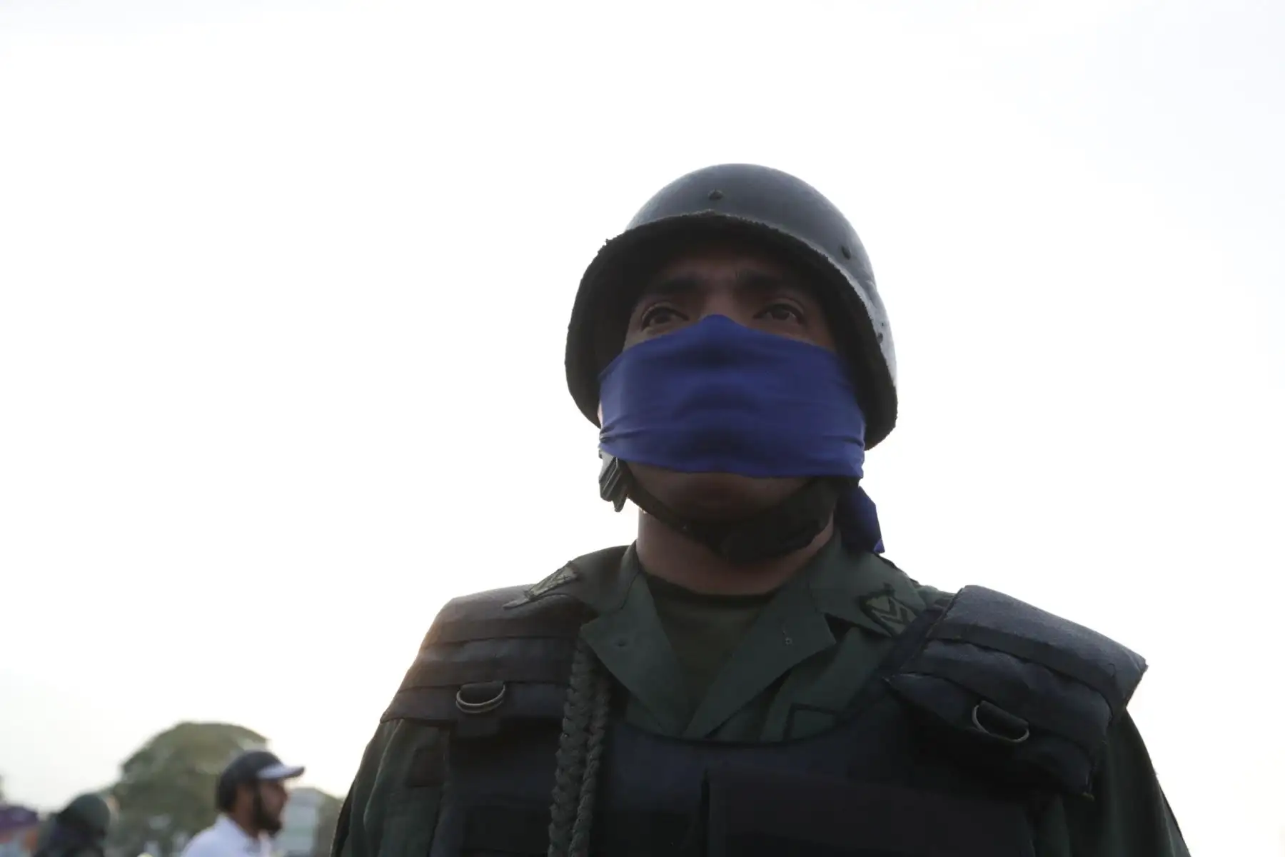 Una banda azul identifica a militares opositores a Maduro. Foto:EFE Una banda azul identifica a militares opositores a Maduro. Foto:EFE