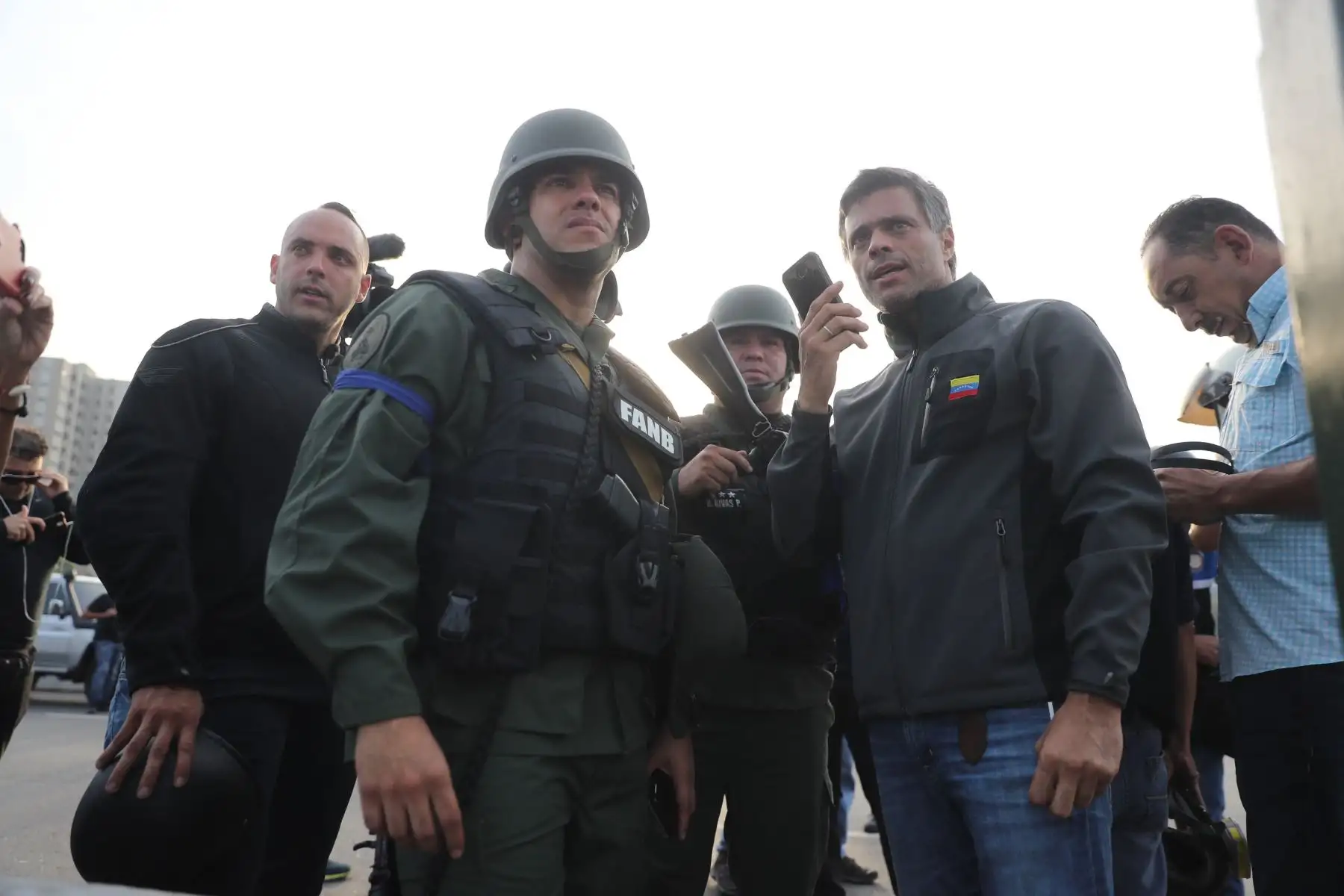 El opositor venezolano Leopoldo López habla por un celular desde la base militar de La Carlota, donde fue trasladado este martes tras ser liberado por militares afines al presidente interino Juan Guaidó. Foto: EFE El opositor venezolano Leopoldo López habla por un celular desde la base militar de La Carlota, donde fue trasladado este martes tras ser liberado por militares afines al presidente interino Juan Guaidó. Foto: EFE