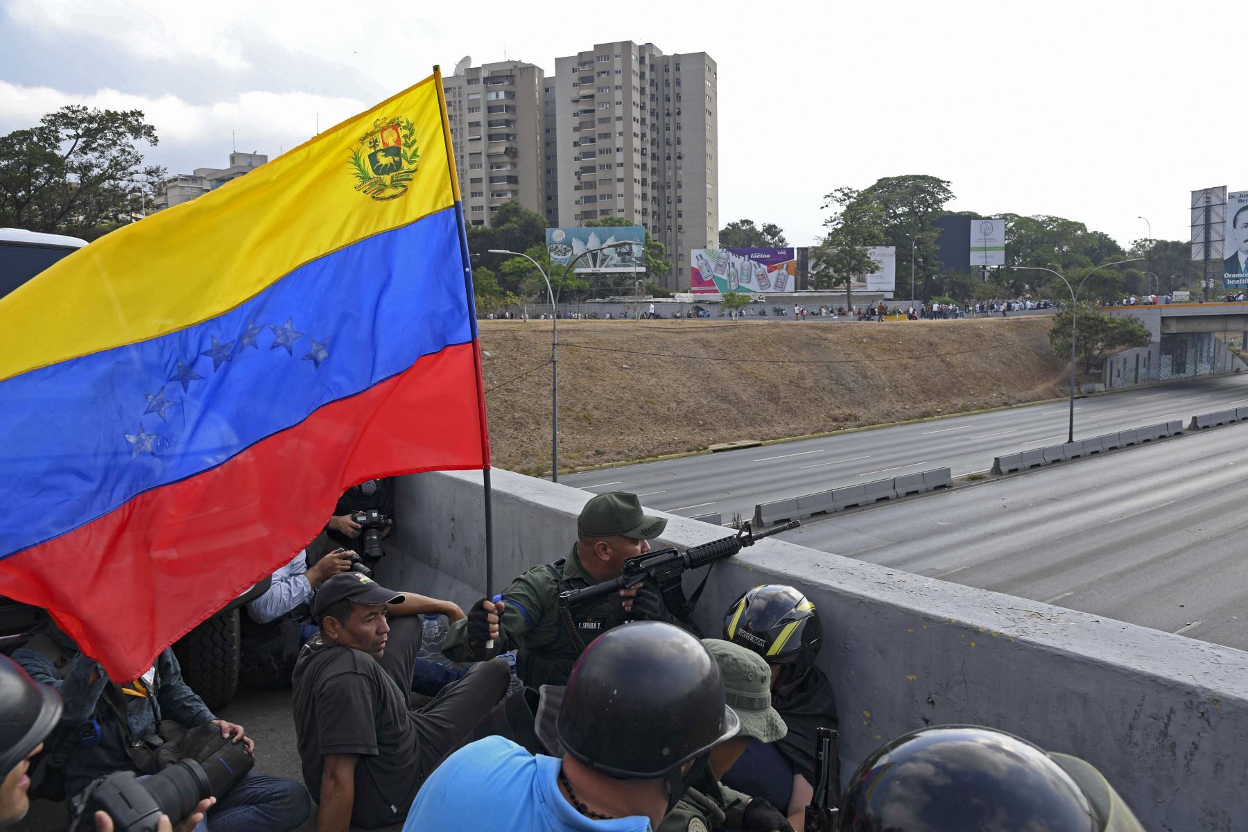 Los soldados leales al líder opositor venezolano y al autoproclamado presidente interino Juan Guaido se posicionan frente a la base de La Carlota en Caracas. Foto: AFP