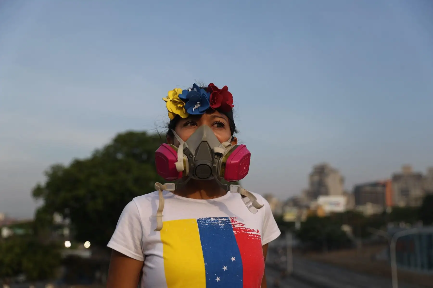Simpatizantes del presidente interino Juan Guaidó ondean banderas este martes en la base militar de La Carlota, donde se encuentra Guaidó y un grupo de militares que le apoyan. Foto: EFE Simpatizantes del presidente interino Juan Guaidó ondean banderas este martes en la base militar de La Carlota, donde se encuentra Guaidó y un grupo de militares que le apoyan. Foto: EFE
