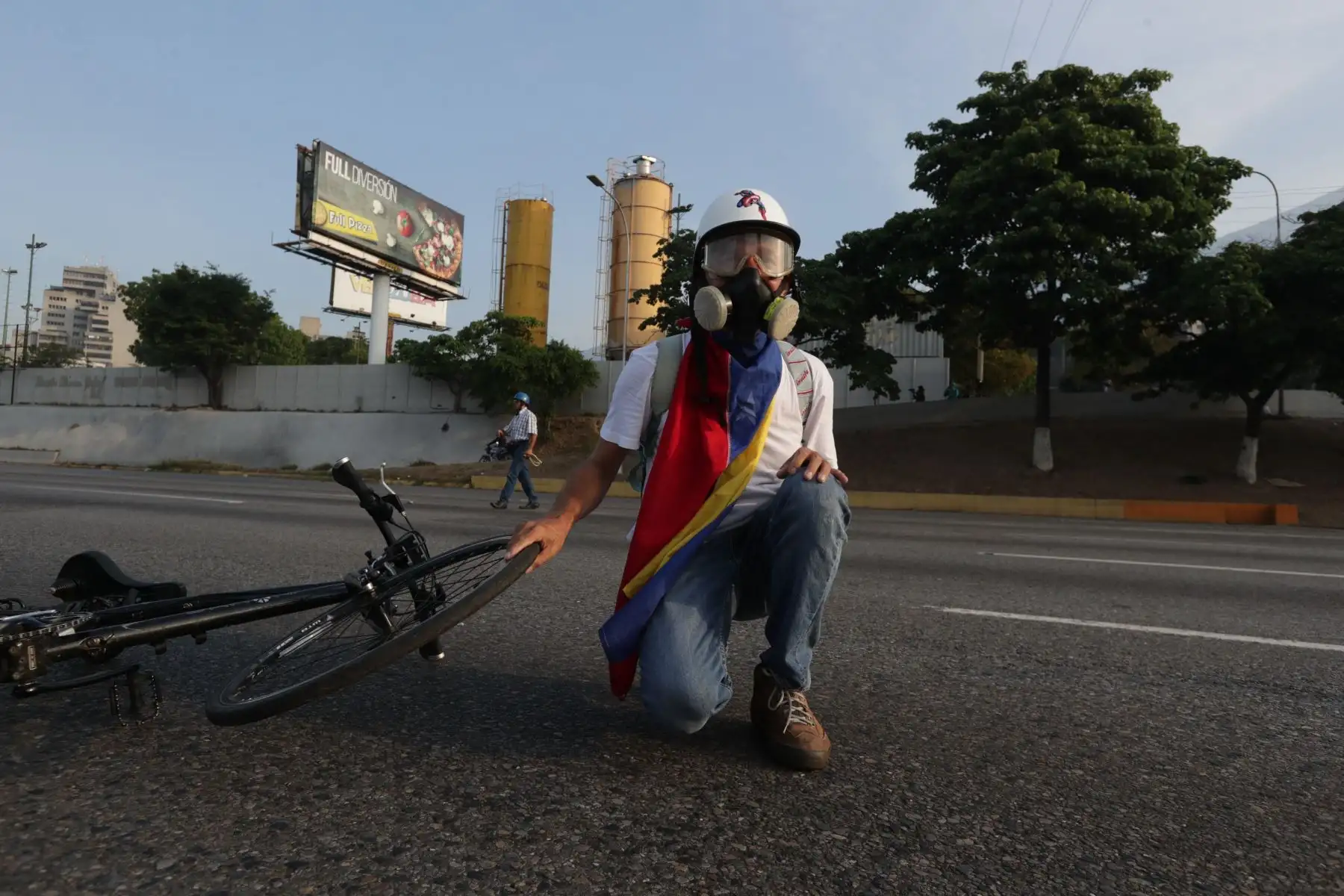 Simpatizantes del presidente interino Juan Guaidó ondean banderas este martes en la base militar de La Carlota, donde se encuentra Guaidó y un grupo de militares que le apoyan. Foto: EFE Simpatizantes del presidente interino Juan Guaidó ondean banderas este martes en la base militar de La Carlota, donde se encuentra Guaidó y un grupo de militares que le apoyan. Foto: EFE