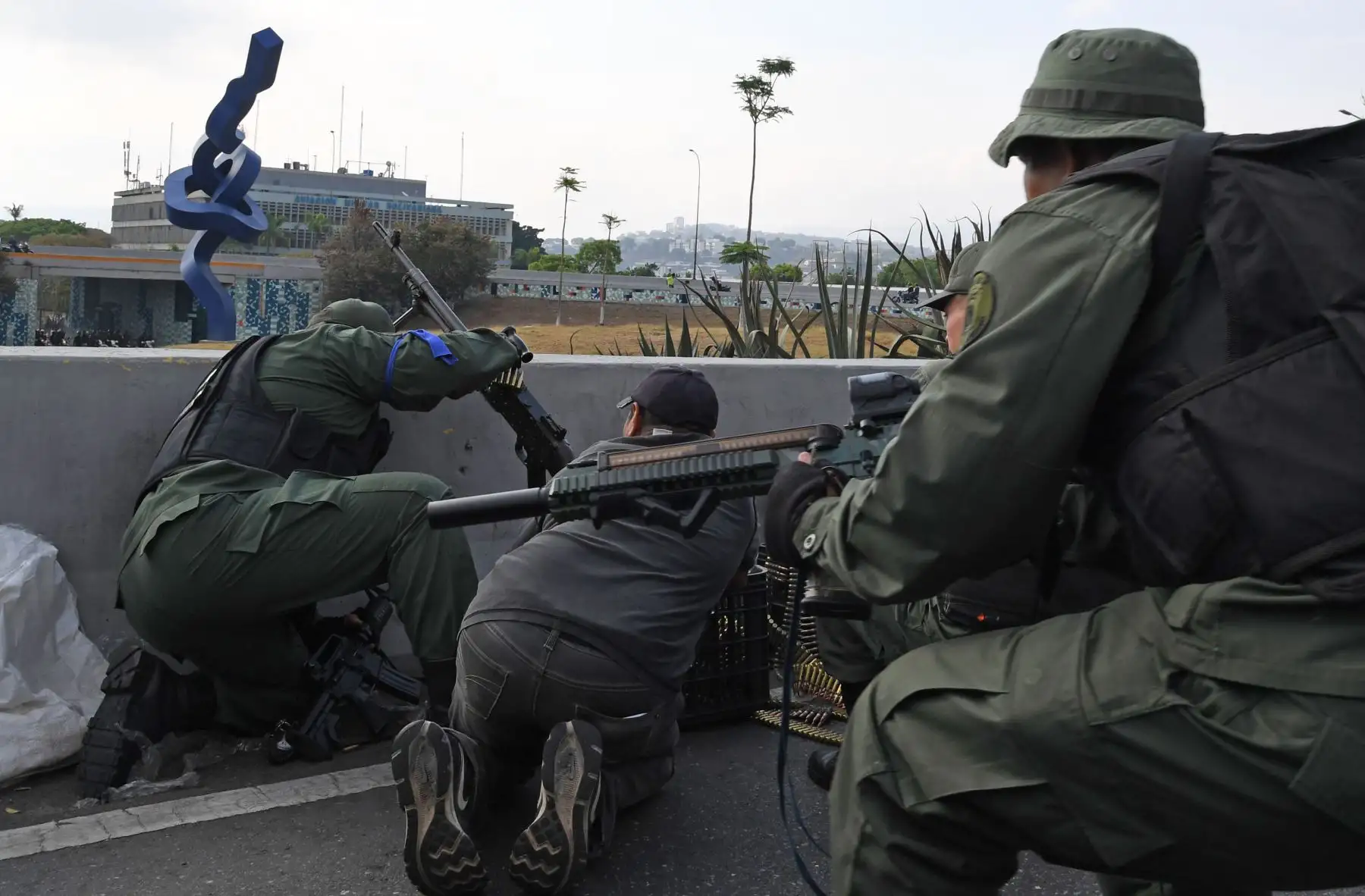 Soldados leales al presidente interino Juan Guaido se posicionan frente a la base de La Carlota en Caracas. Foto: AFP