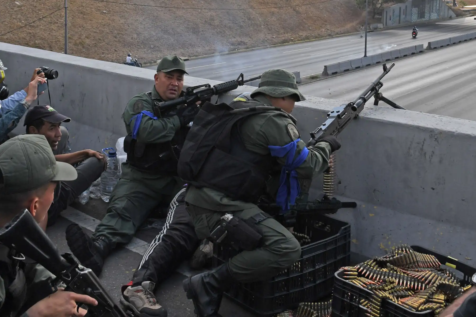 Soldados leales al presidente interino Juan Guaido se posicionan frente a la base de La Carlota en Caracas. Foto: AFP
