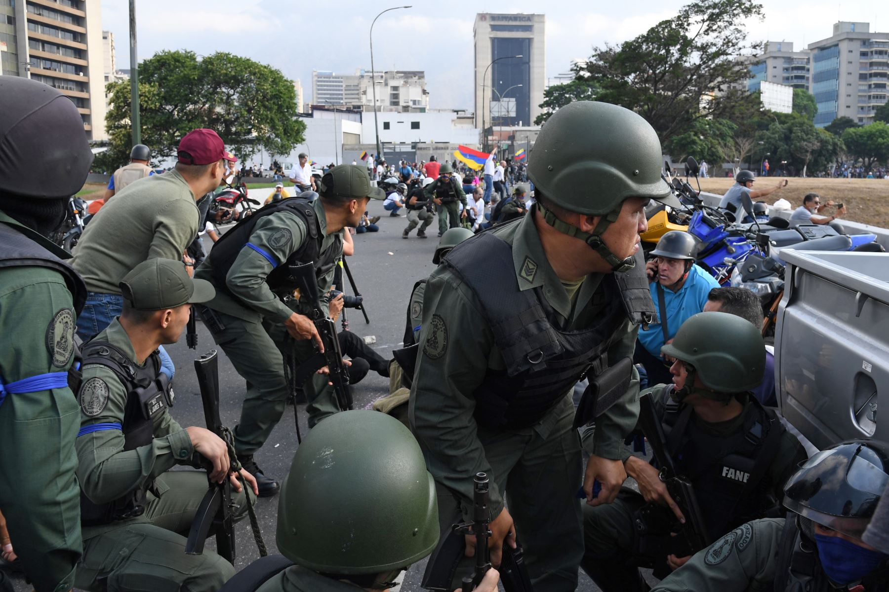 Soldados leales al presidente interino Juan Guaido se posicionan frente a la base de La Carlota en Caracas. Foto: AFP