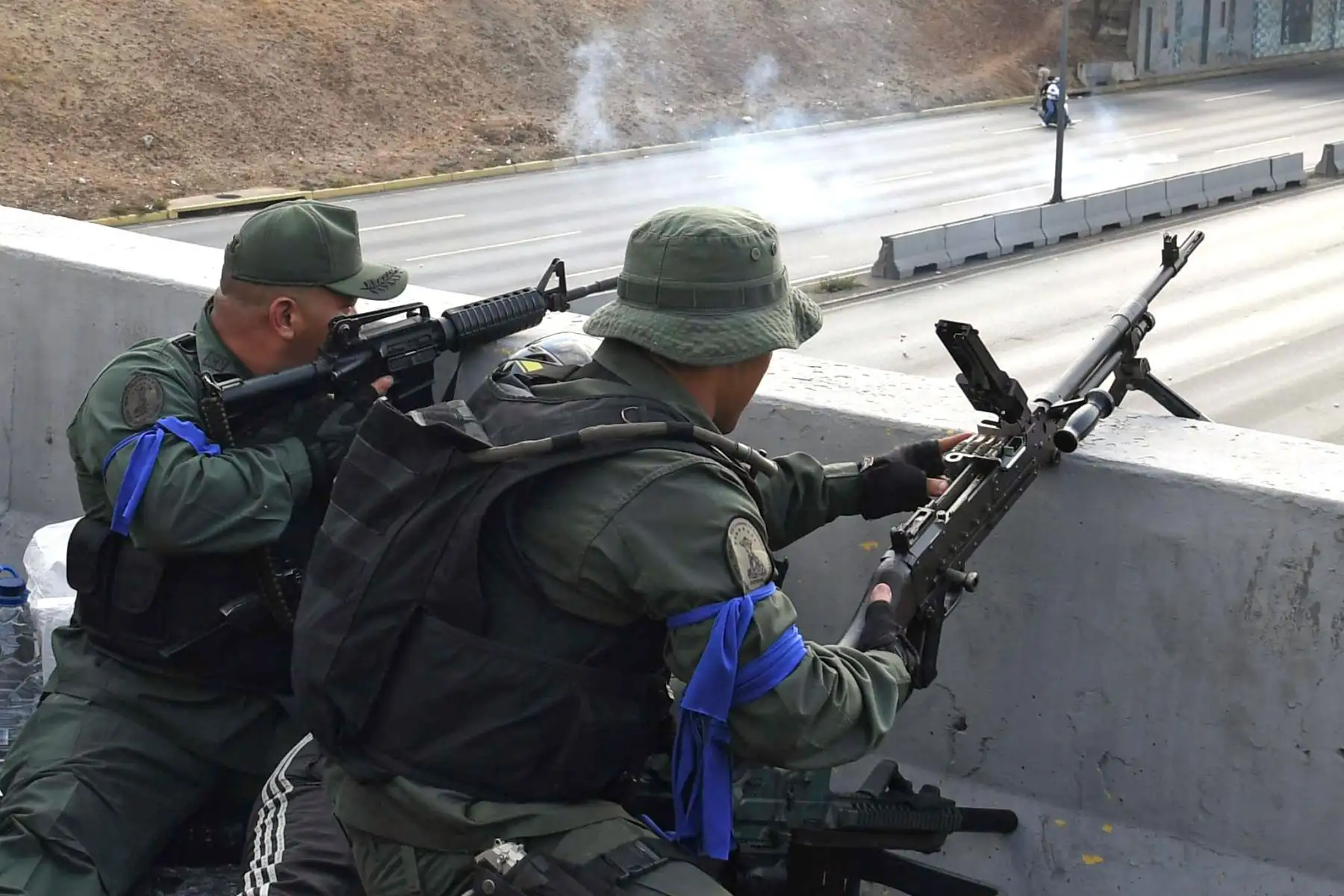 Soldados leales al presidente interino Juan Guaido se posicionan frente a la base de La Carlota en Caracas. Foto: AFP